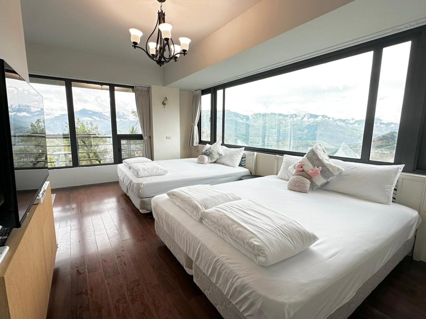 Quadruple Room with Mountain View photo 2