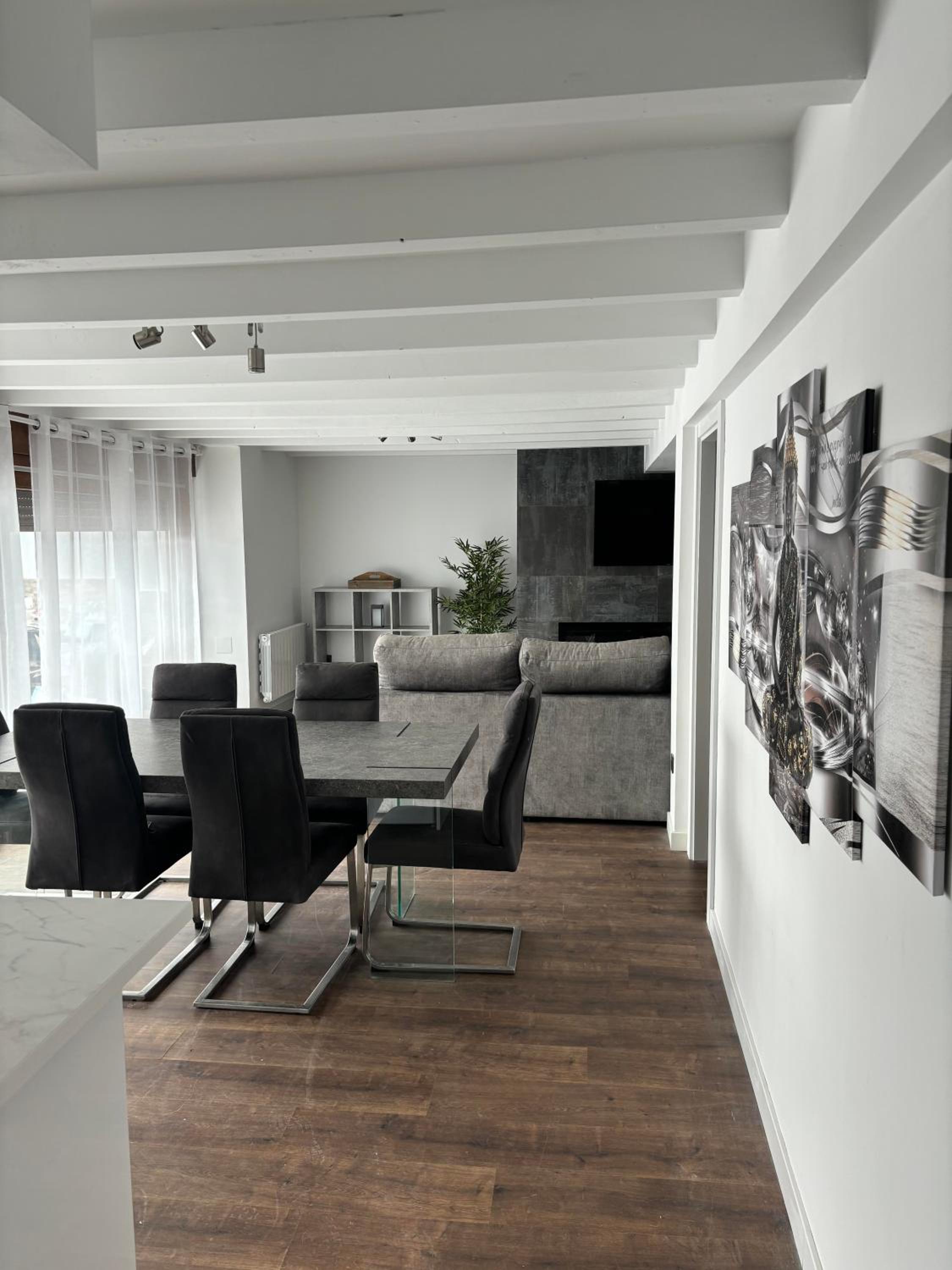 Two-Bedroom Deluxe Apartment - Photo 9