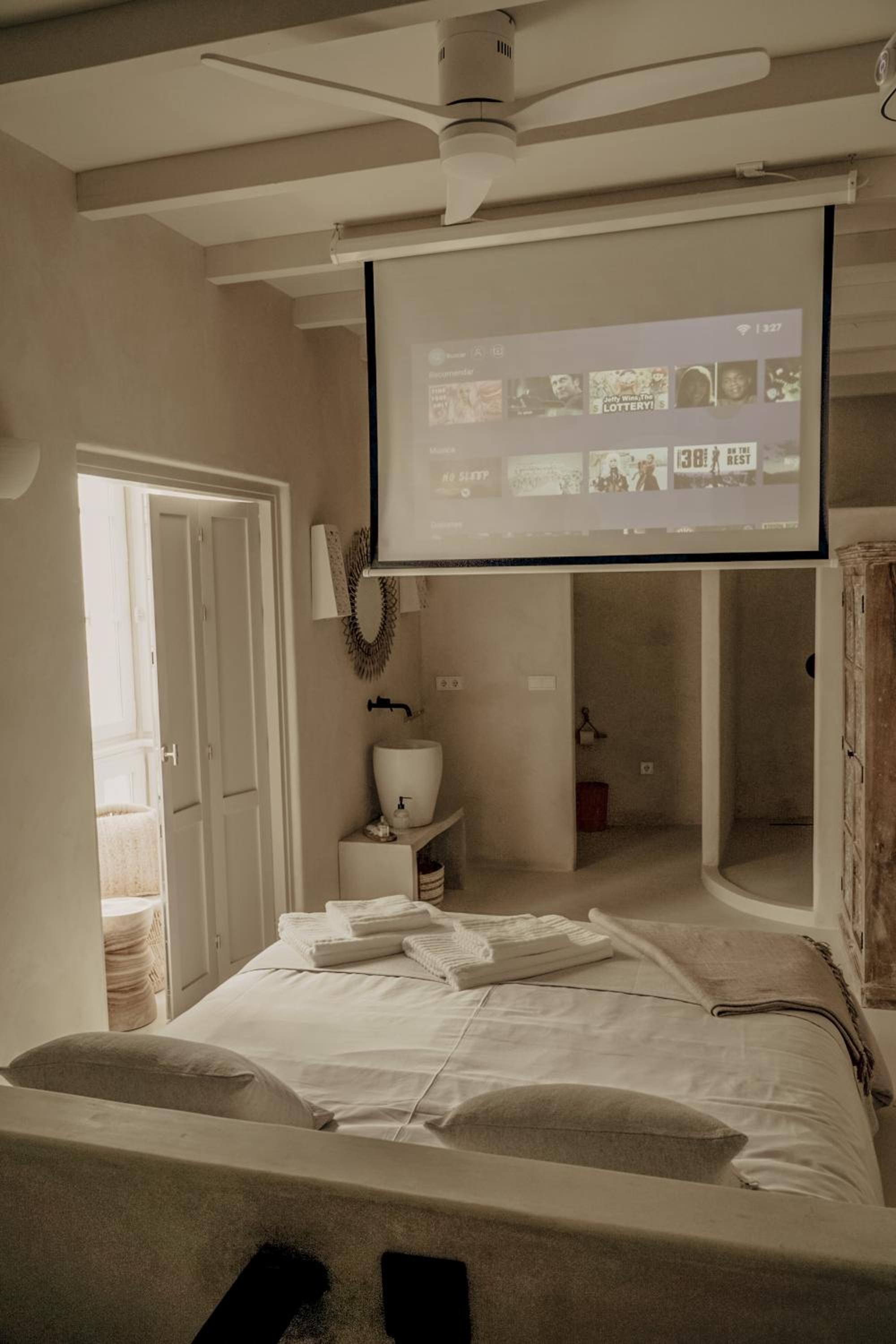 Premium Queen  Room with Balcony - Photo 5