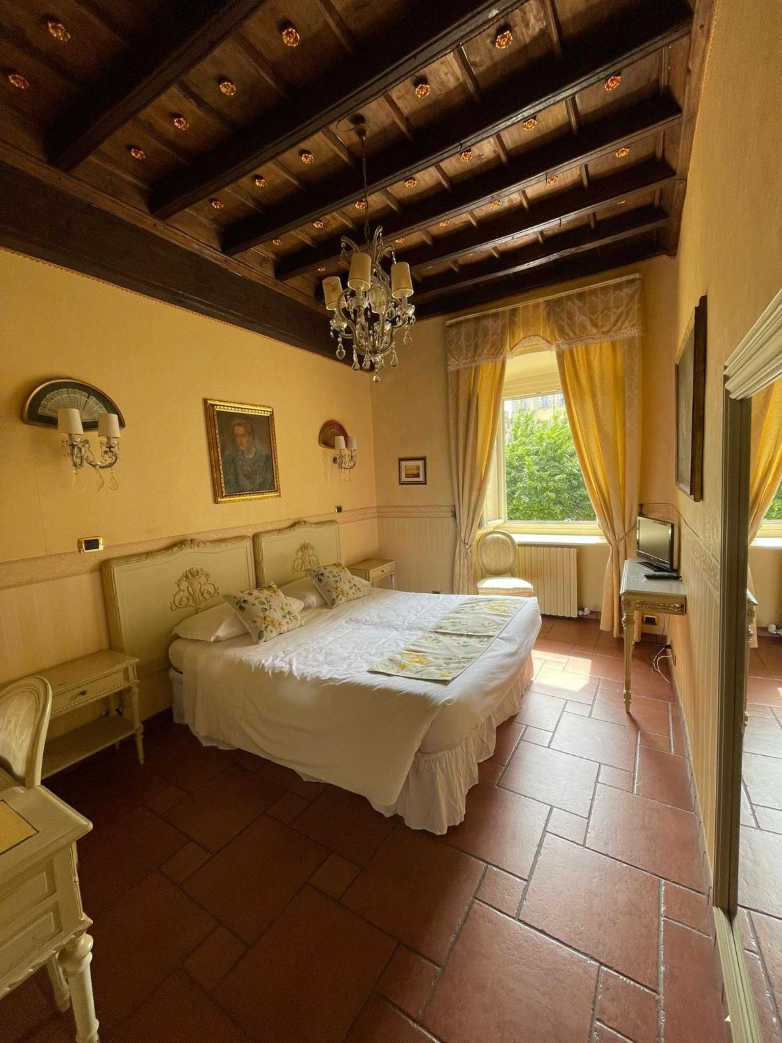 Standard Double Room - Photo 8
