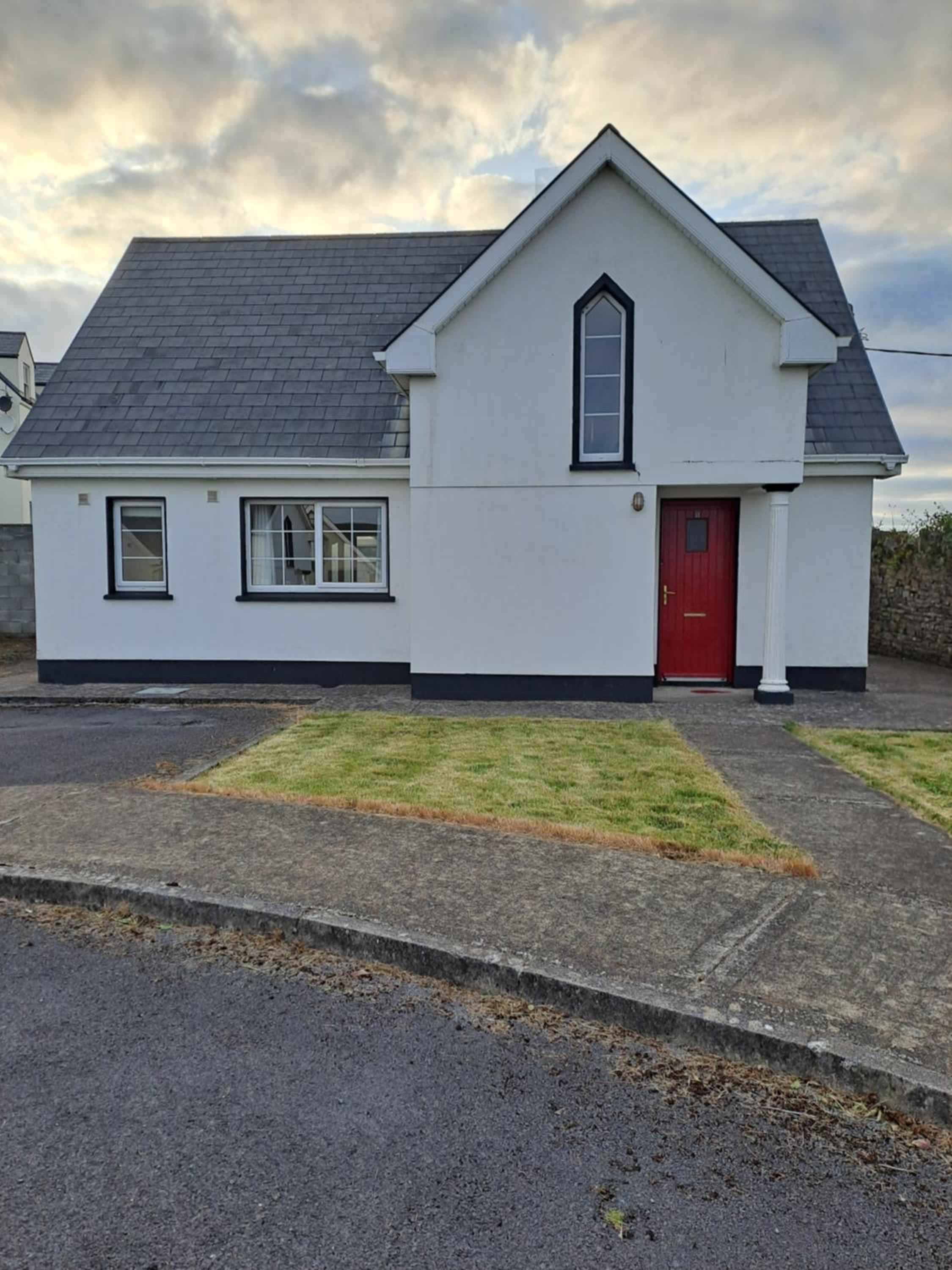 Three-Bedroom House photo 3