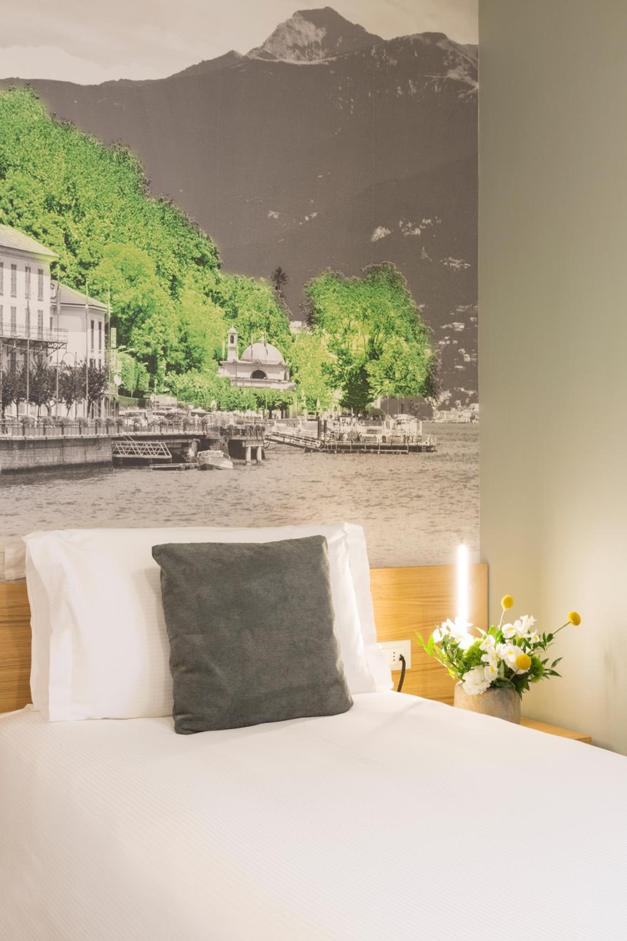 Deluxe Double Room thumbnail 6