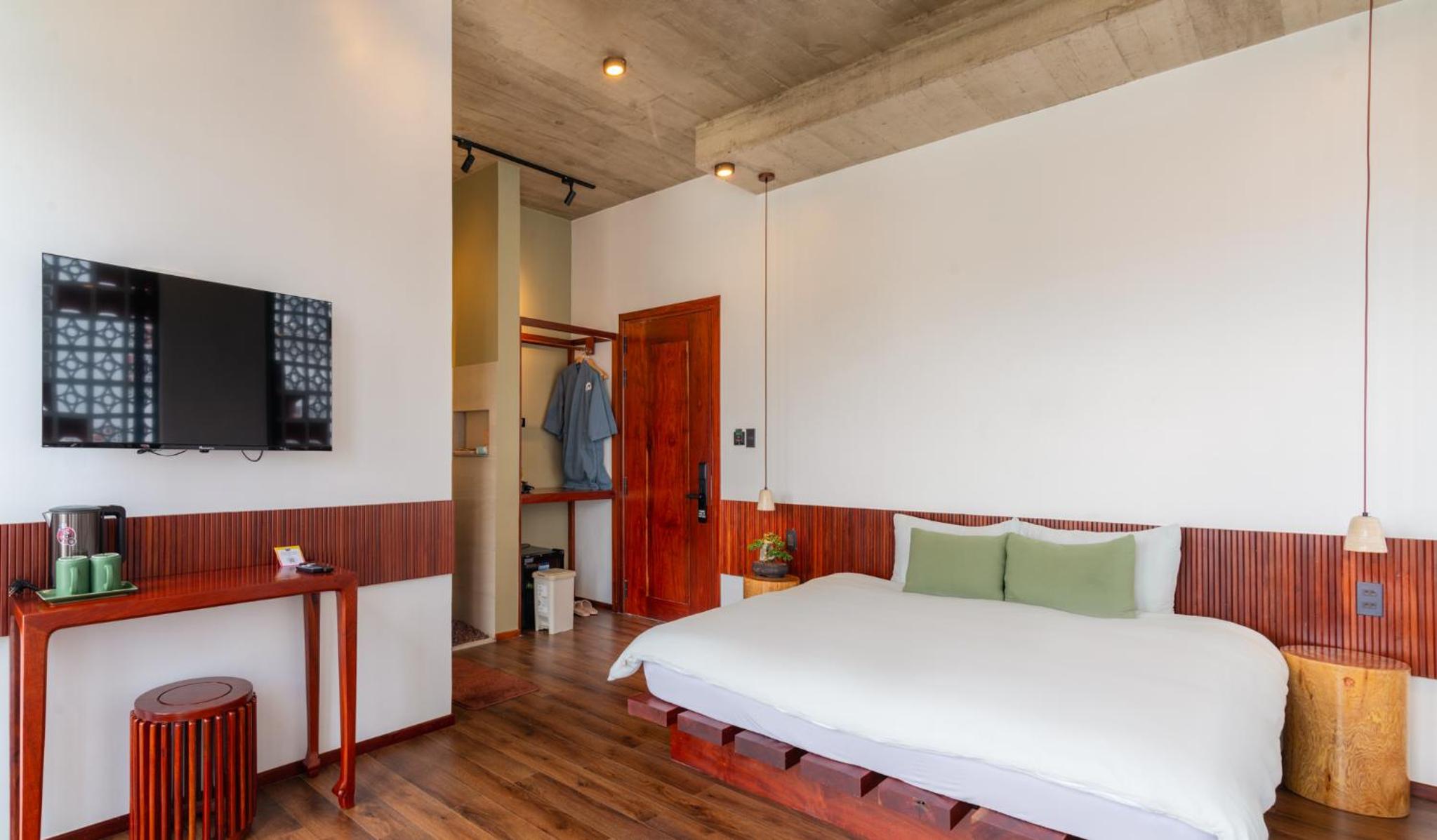 Deluxe Double Room with Balcony photo 3