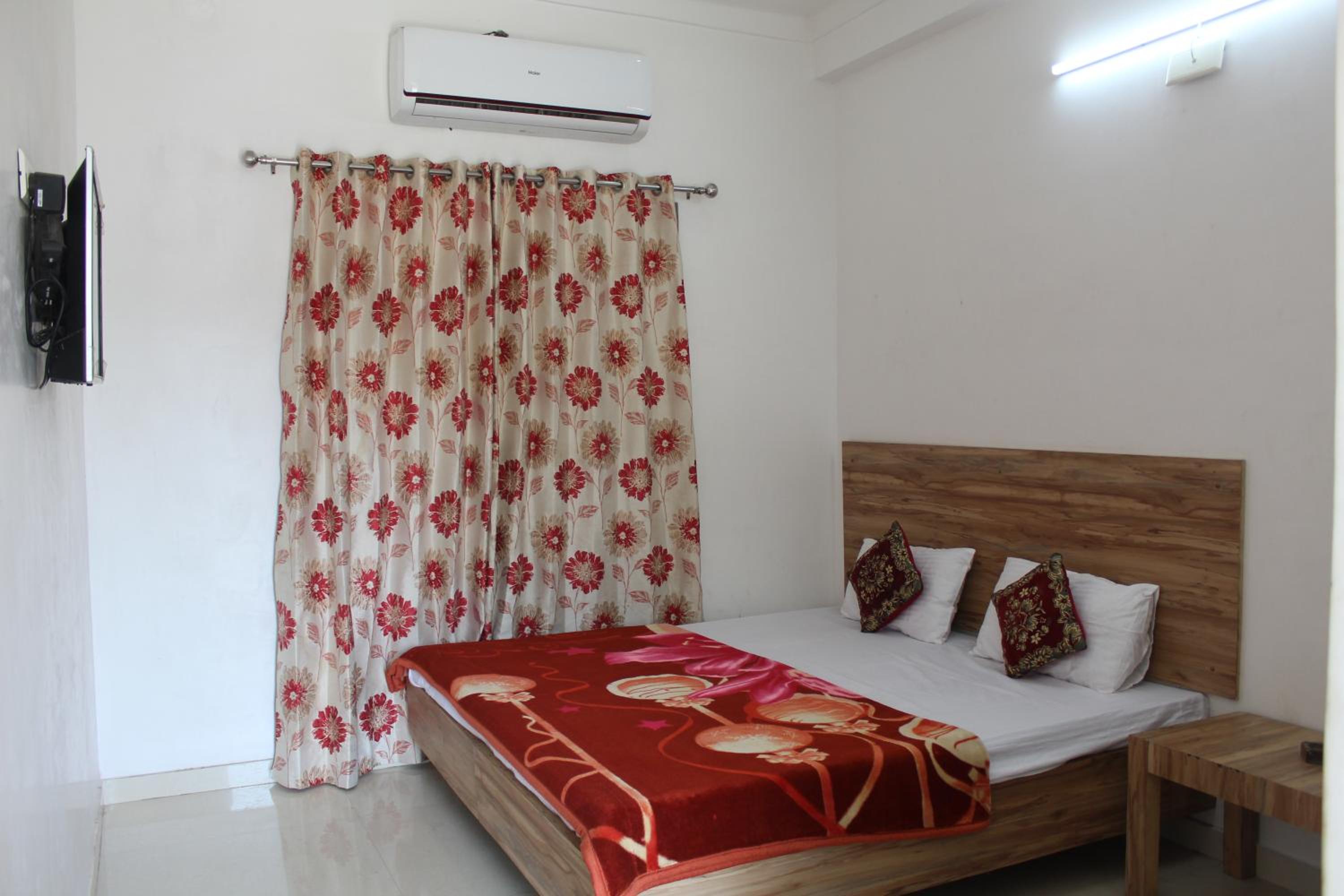 Deluxe Double Room (2 Adults + 1 Child)