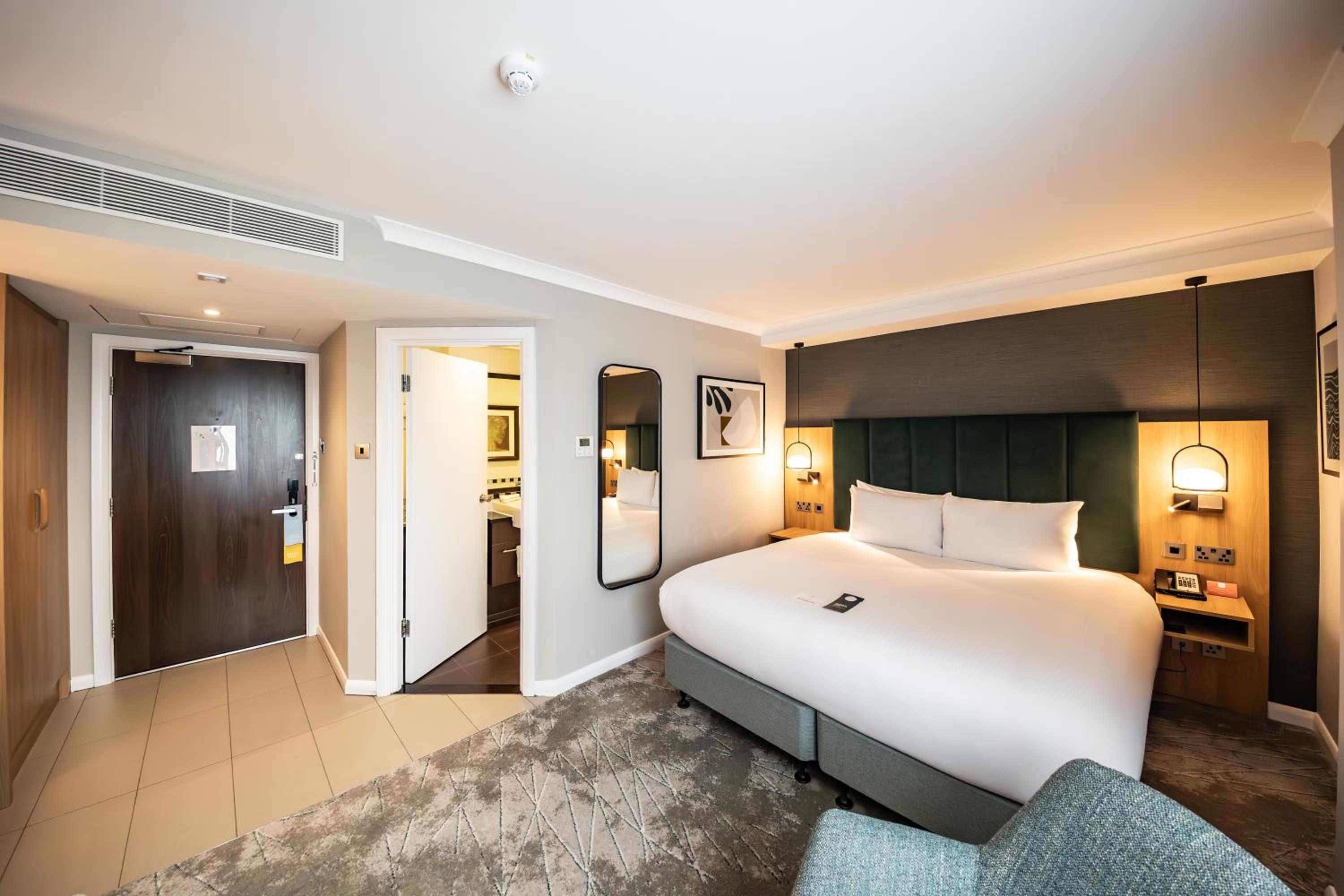 Premium King Room - Photo 3