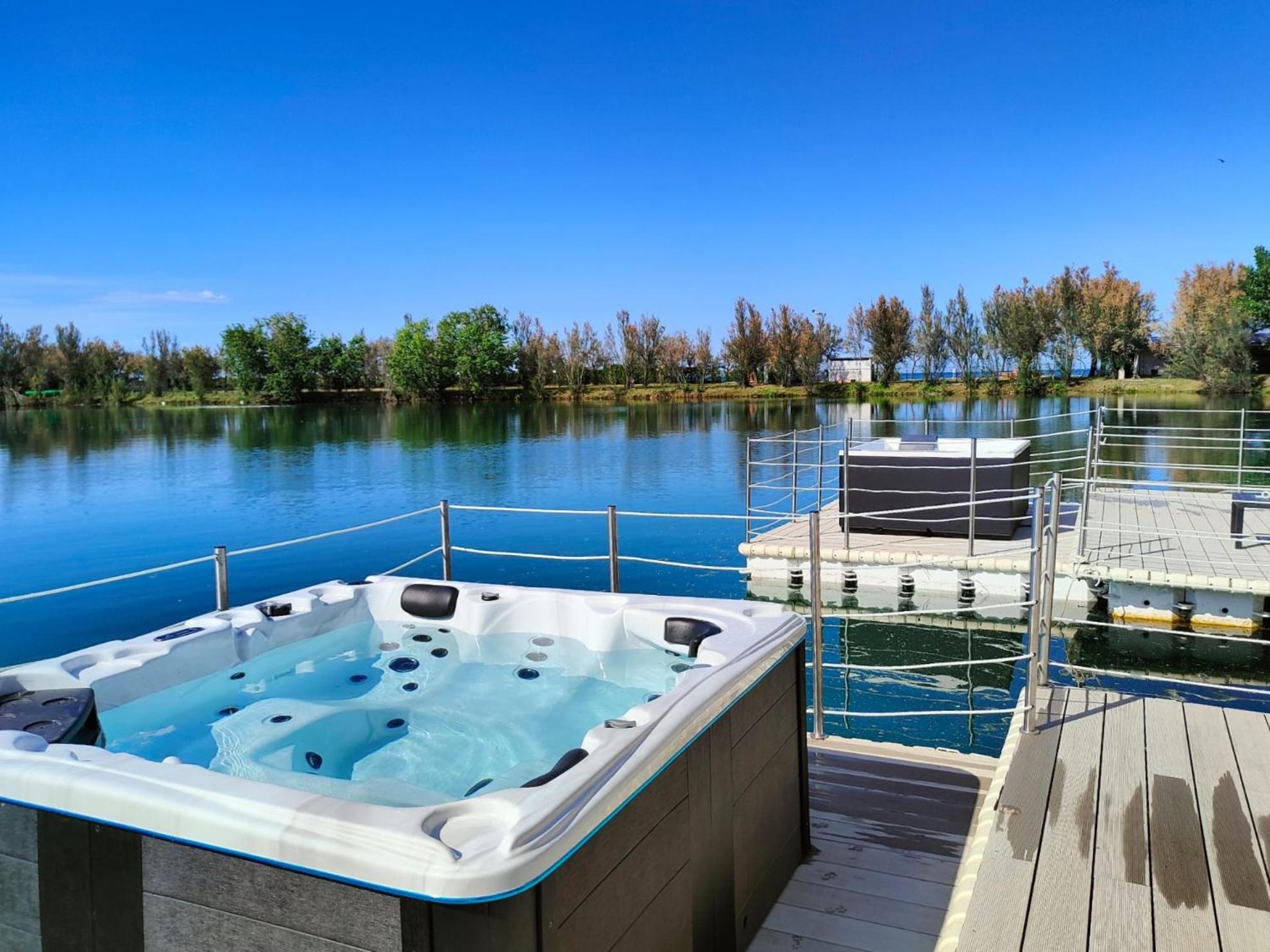 Suite with Hot Tub photo 2