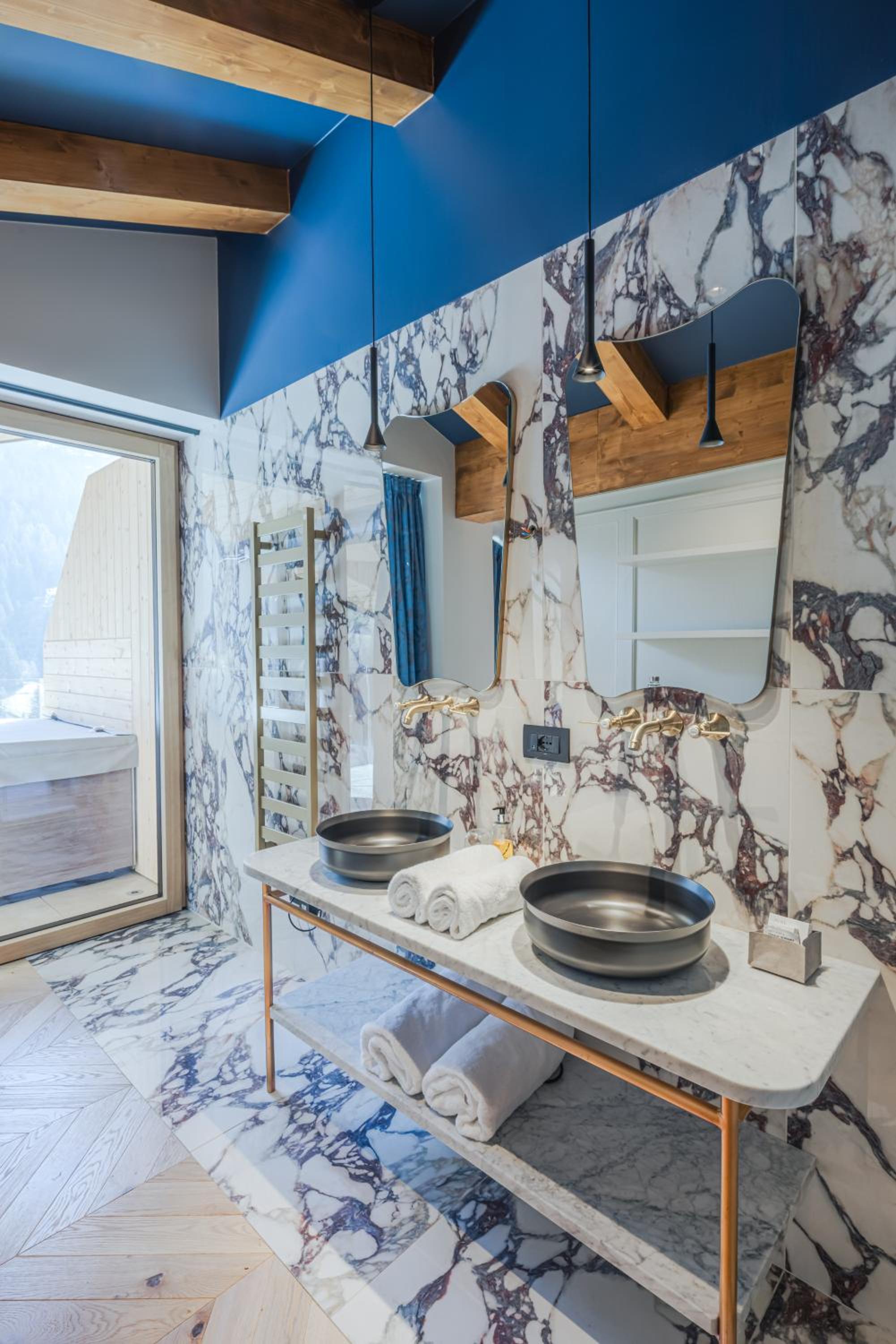 Suite with Hot Tub photo 3