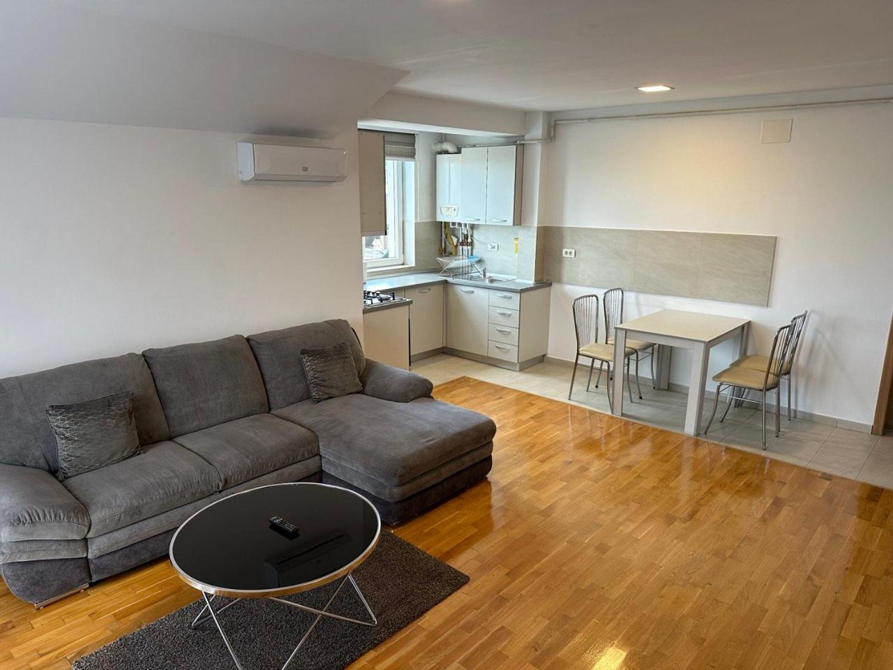 Apartment with Balcony photo 2