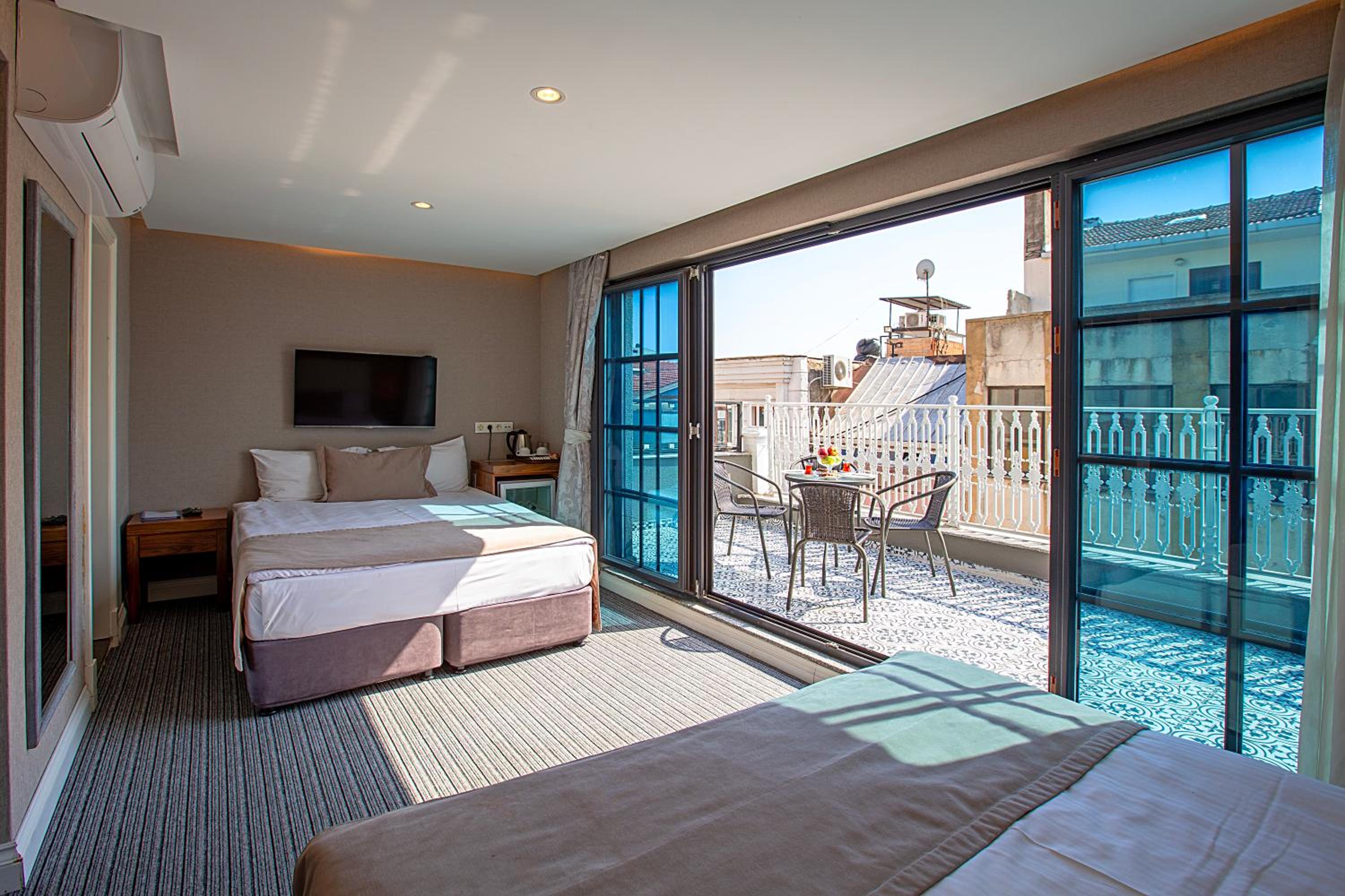 Family Room with Balcony photo 2