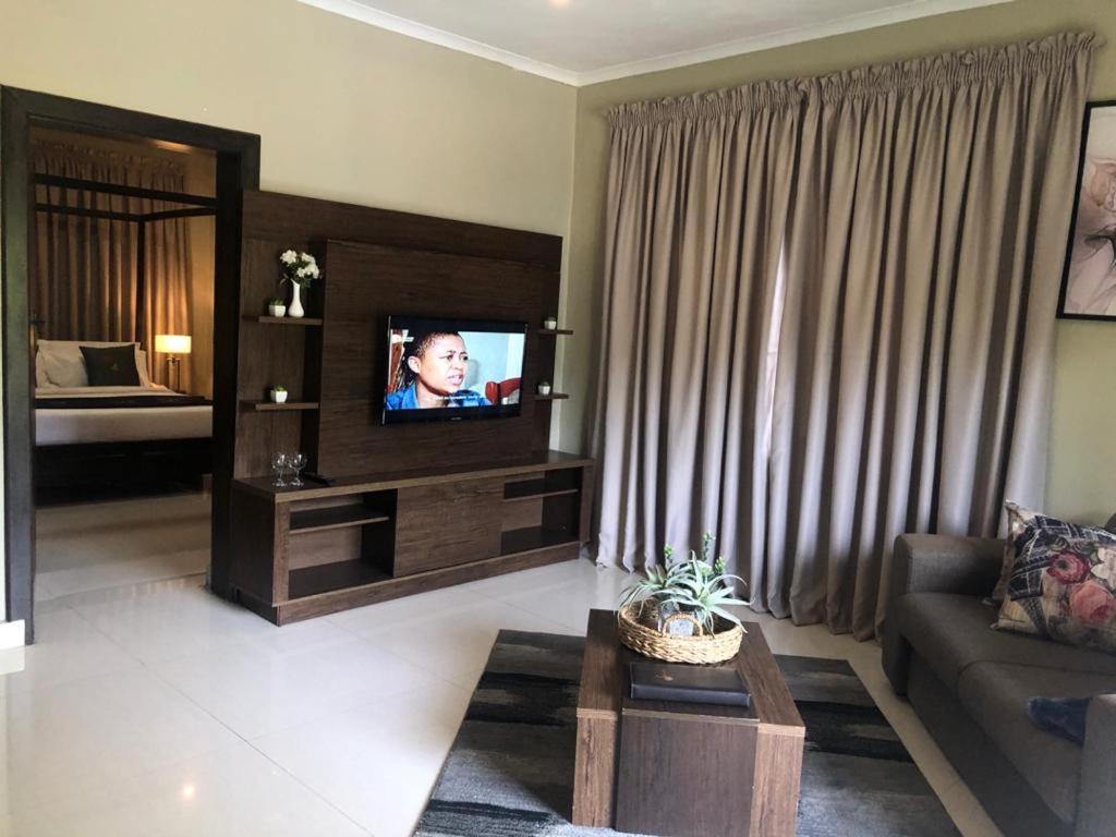 King Room with Pool View photo 2