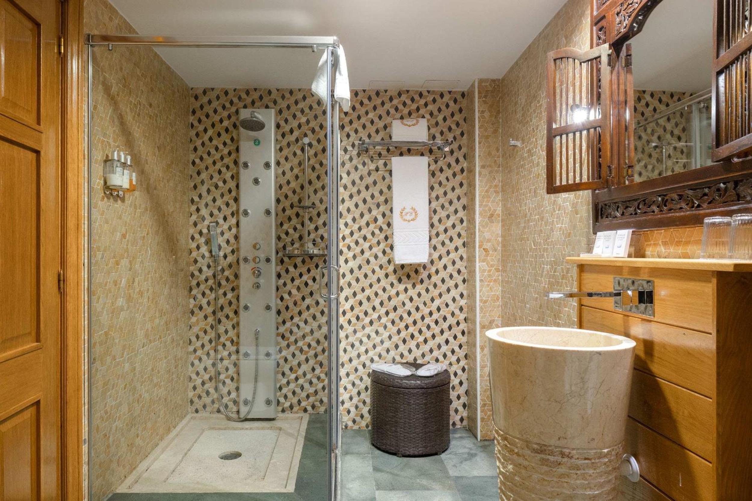 Suite - Photo 5