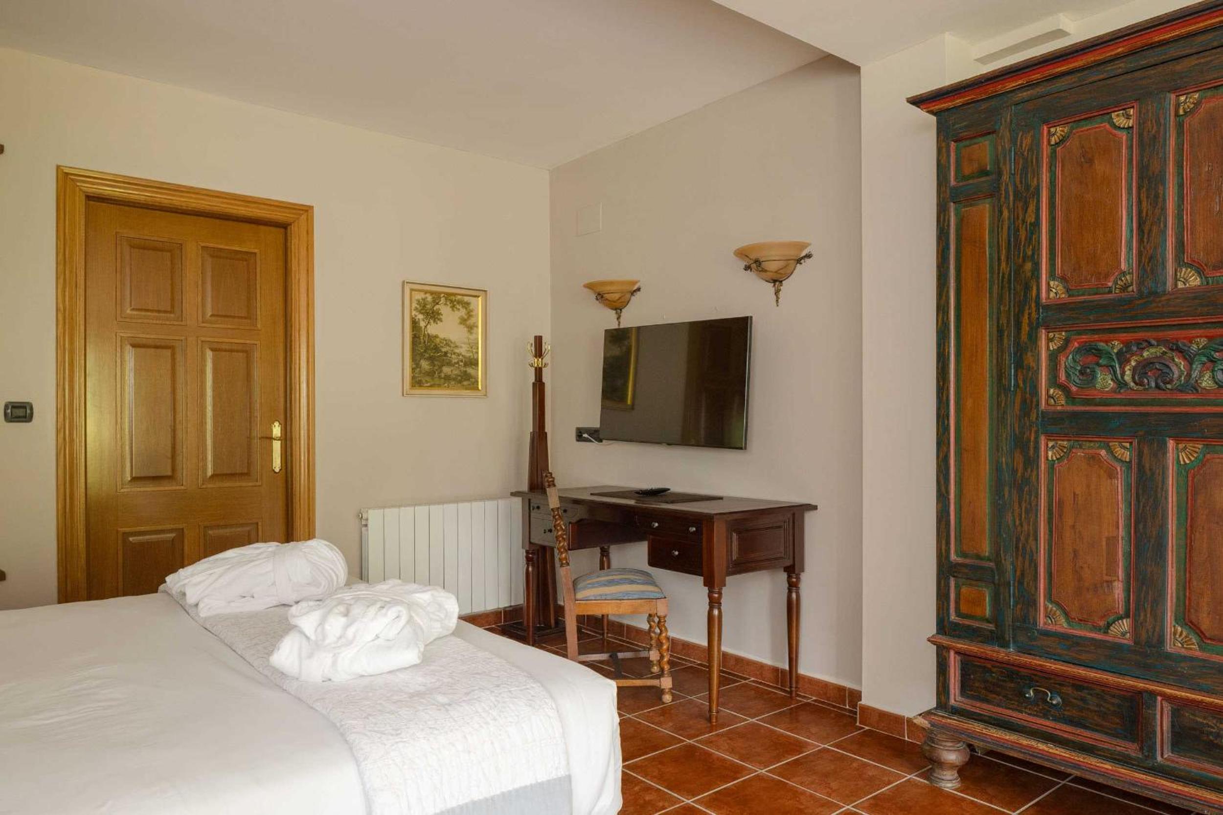 Suite with Spa Bath - Photo 10