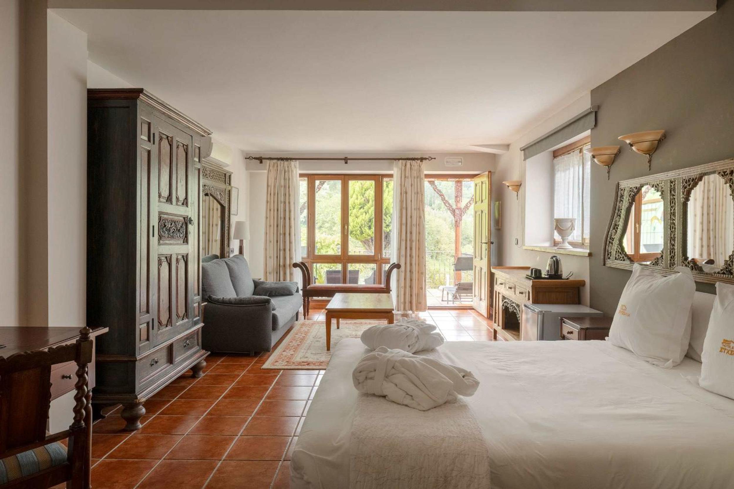 Suite with Spa Bath - Photo 13