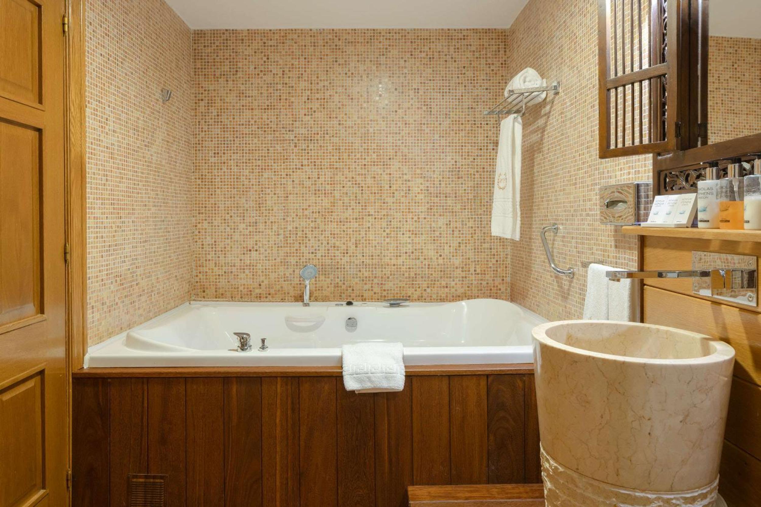 Suite with Spa Bath - Photo 4