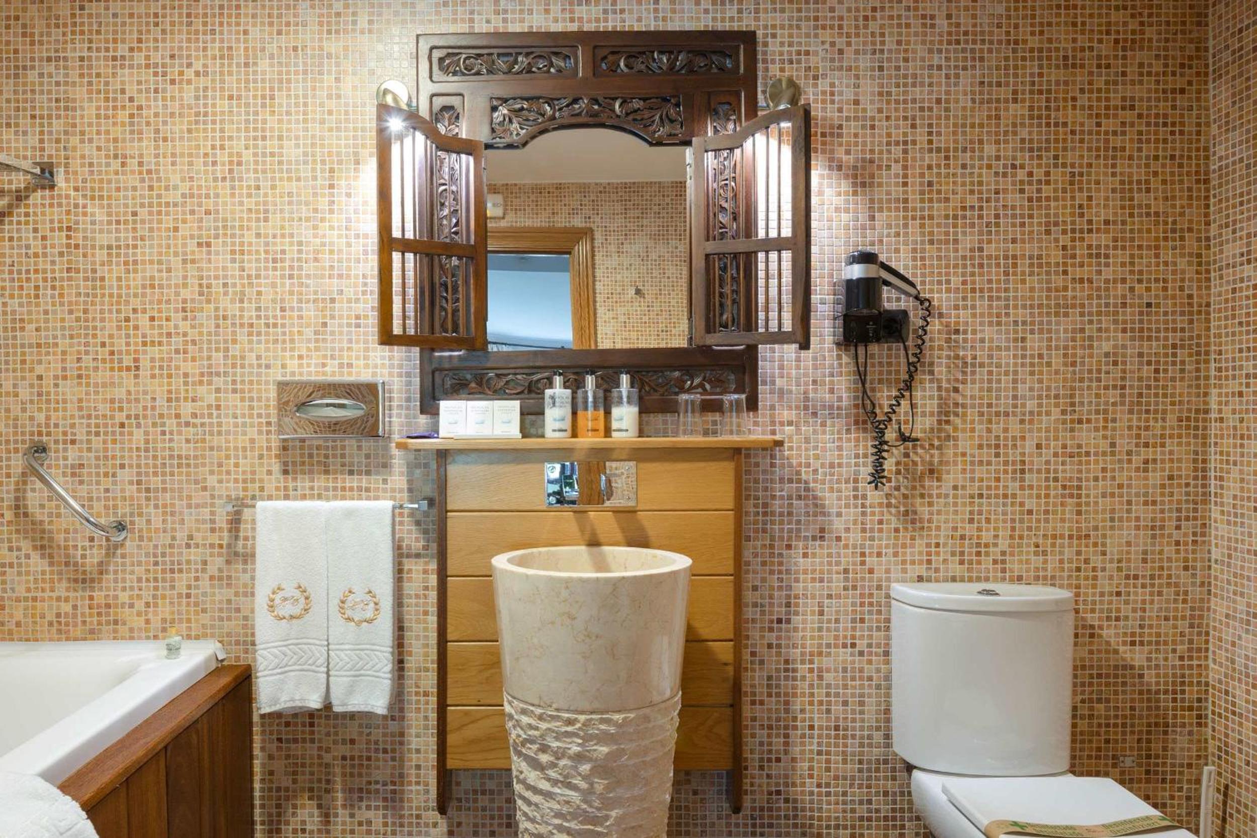 Suite with Spa Bath - Photo 3