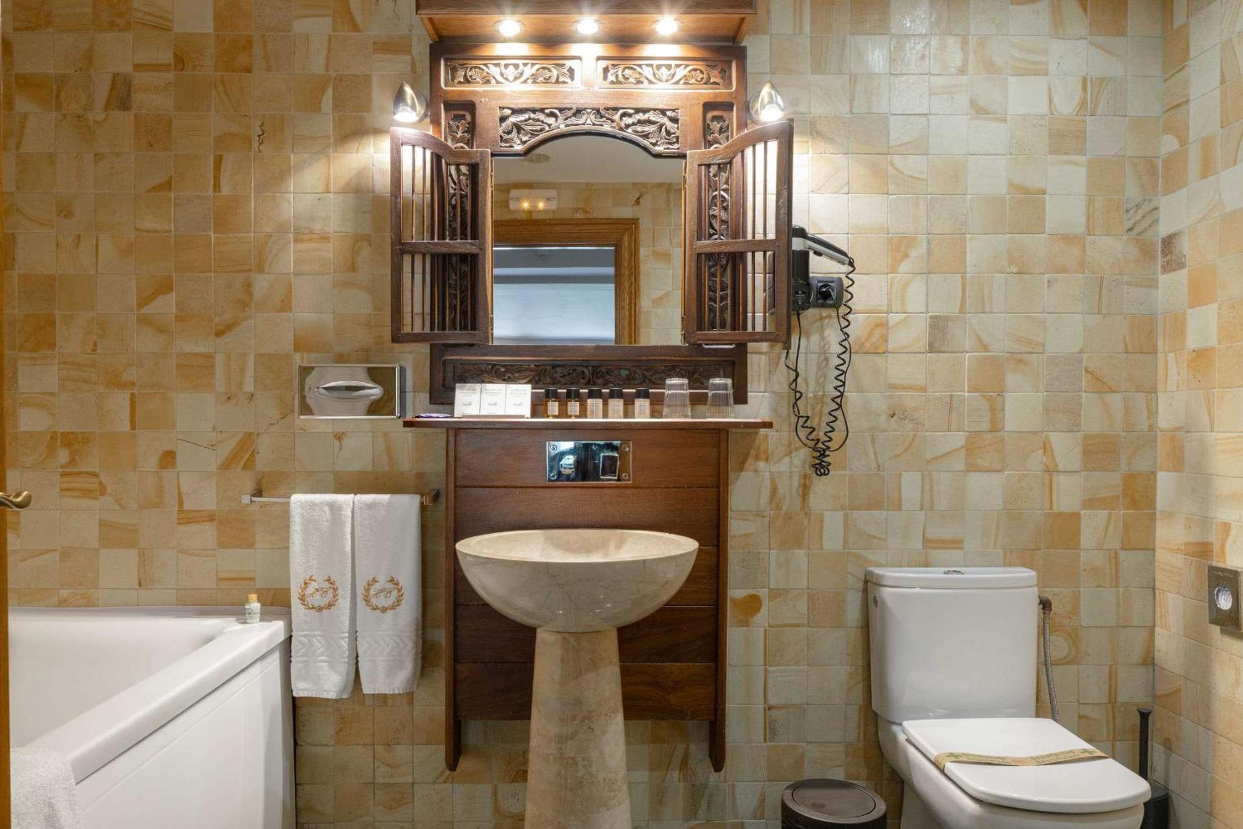 Suite with Spa Bath - Photo 6