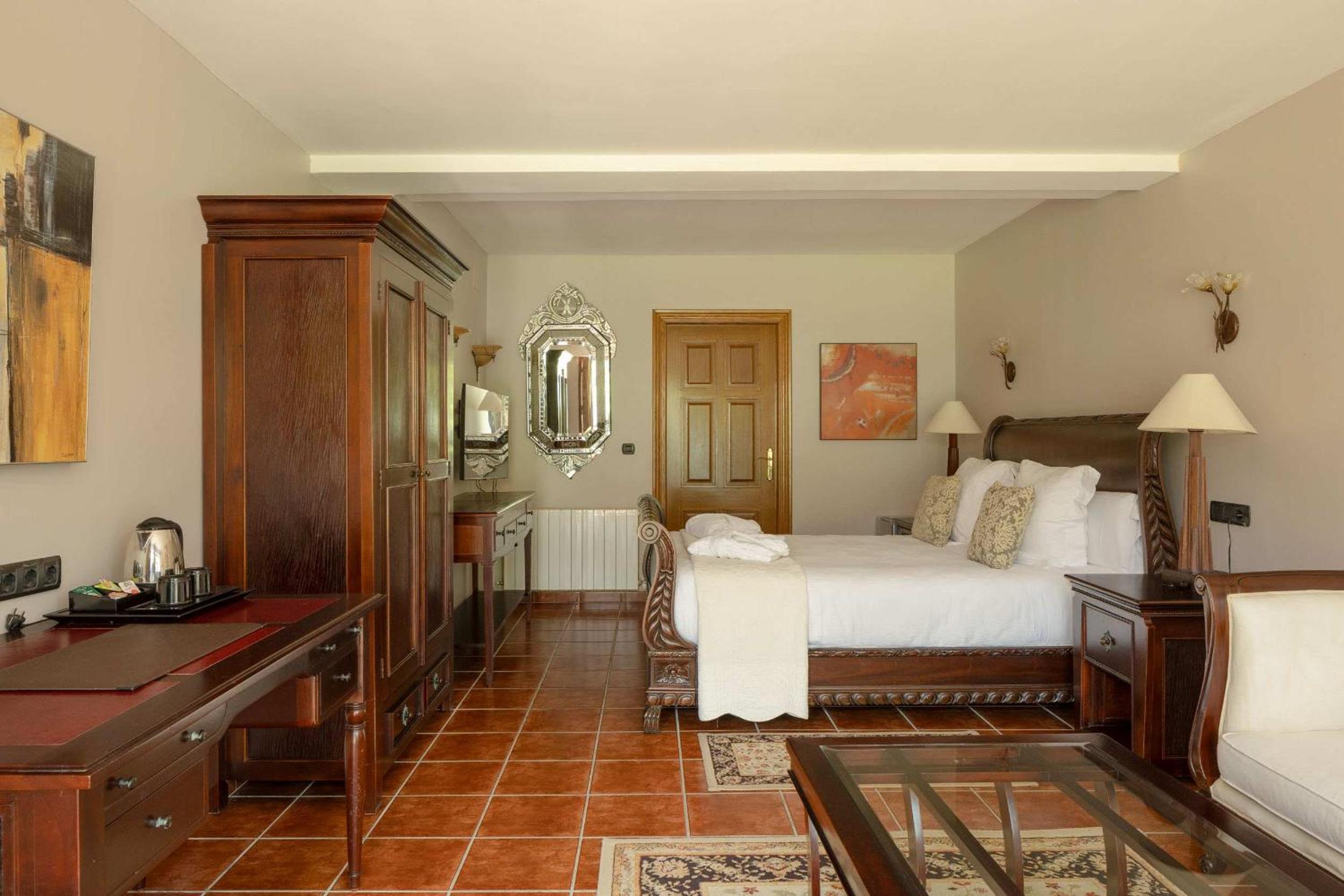 Suite with Spa Bath - Photo 7
