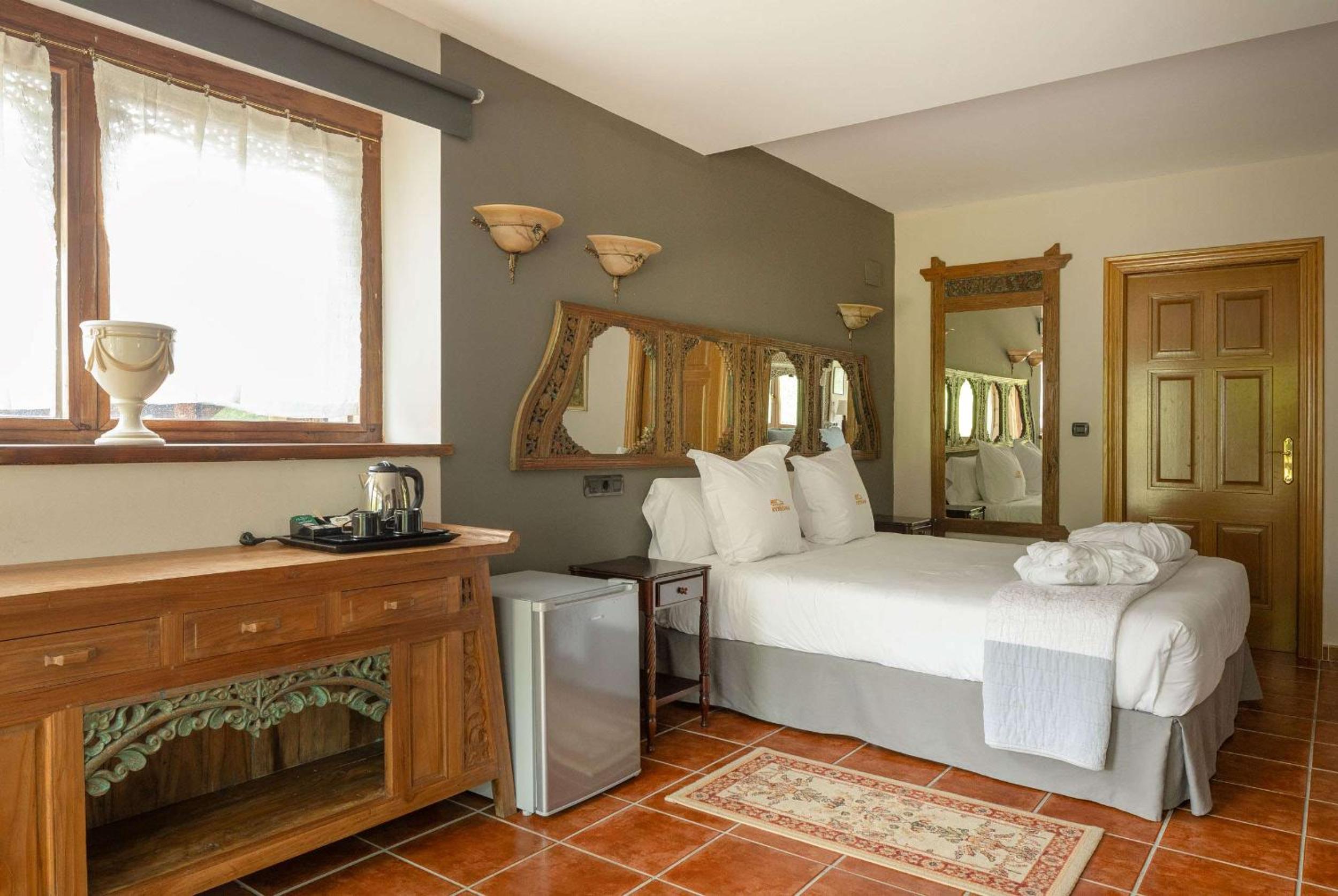 Suite with Spa Bath - Photo 12