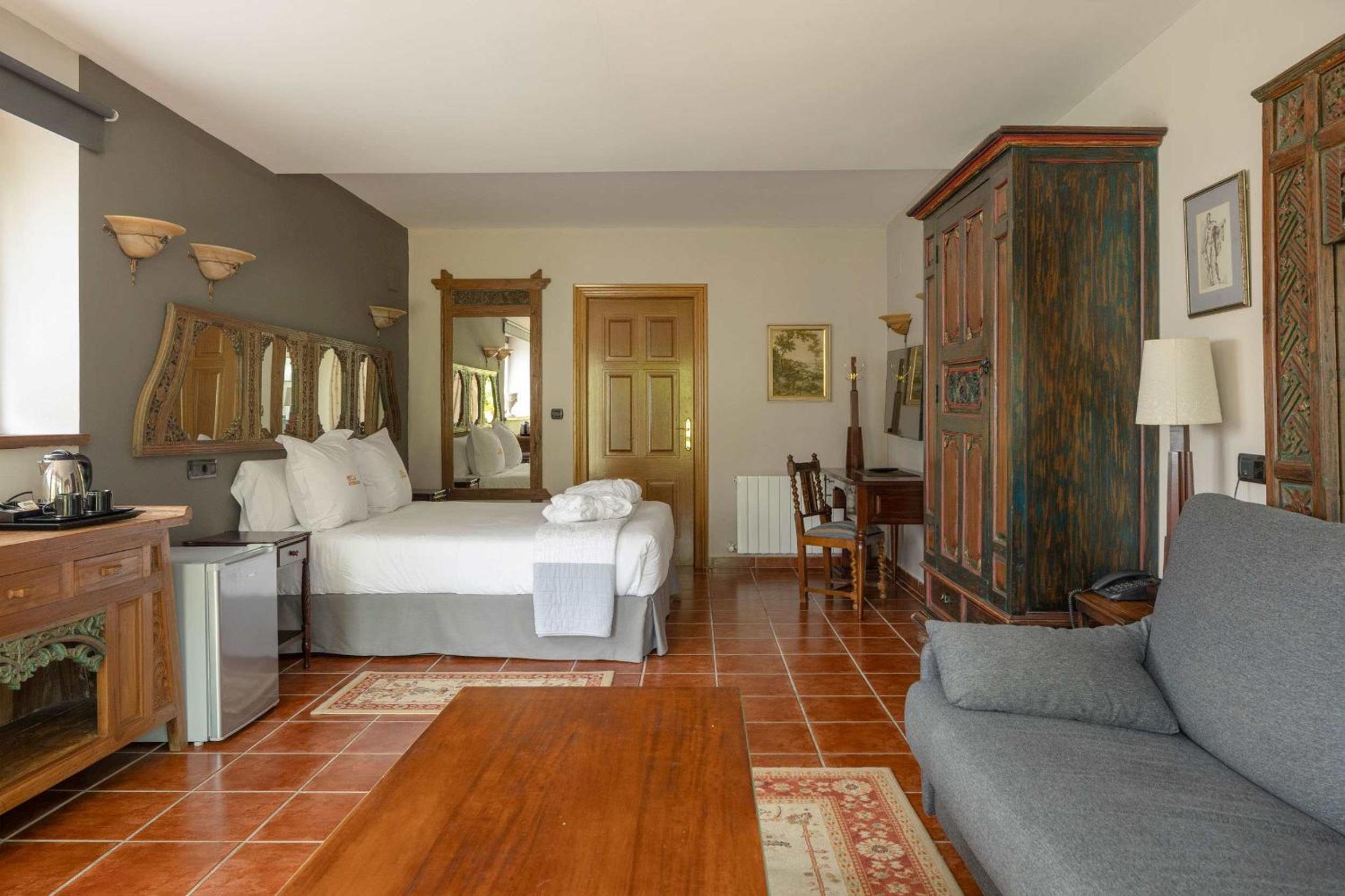 Suite with Spa Bath - Photo 11