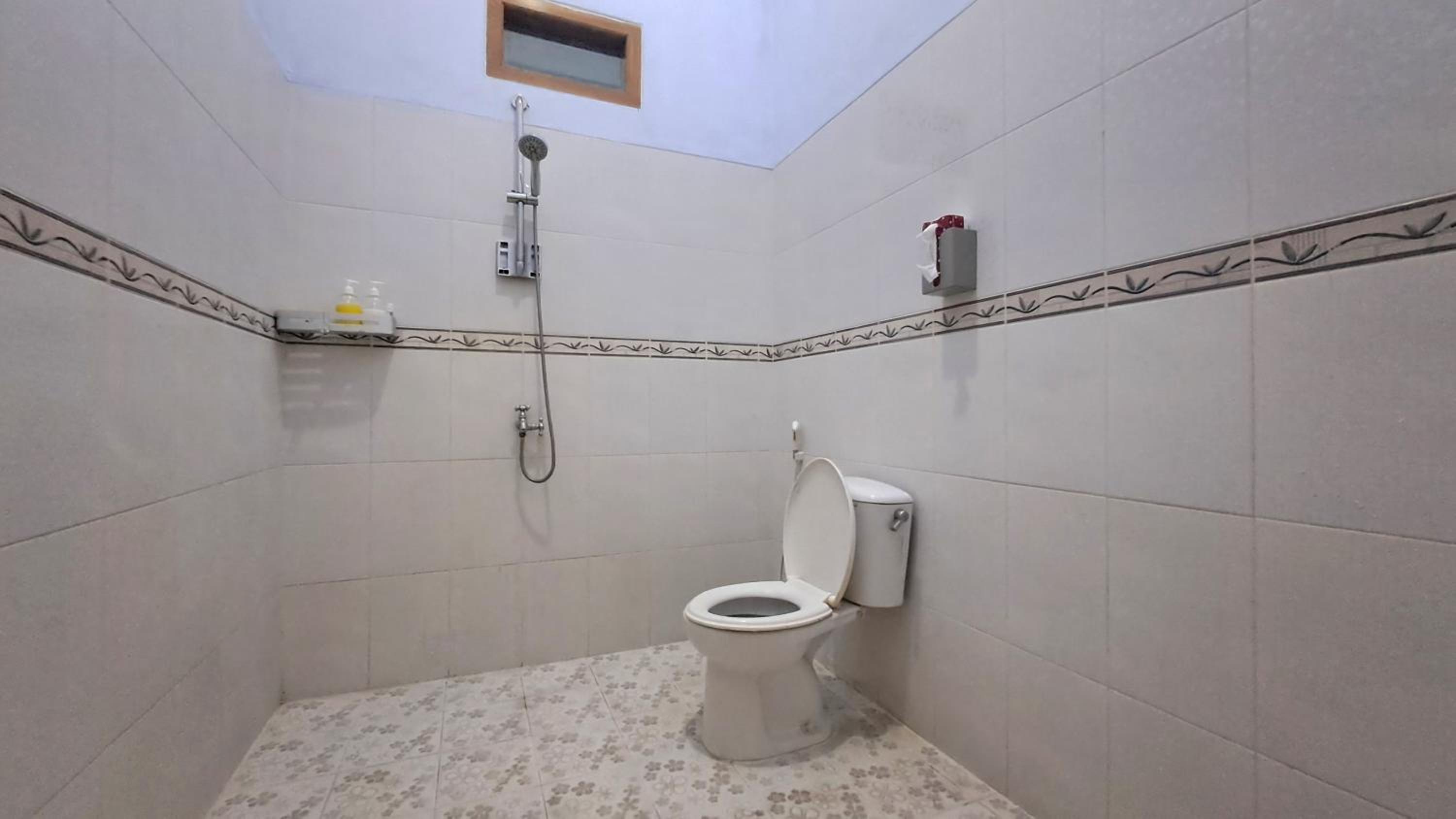 Family Room with Shower photo 2