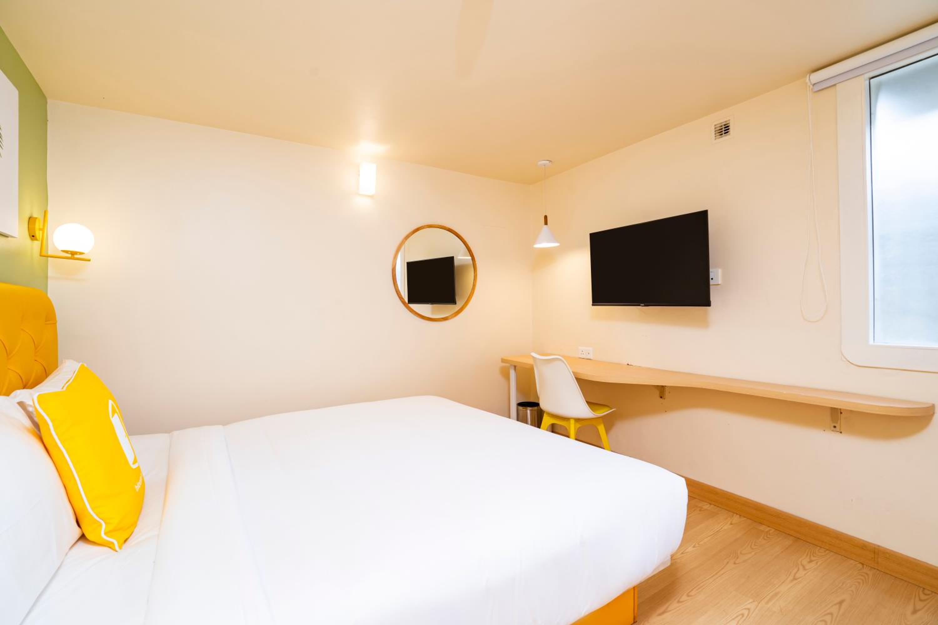 Standard King Room - Photo 10