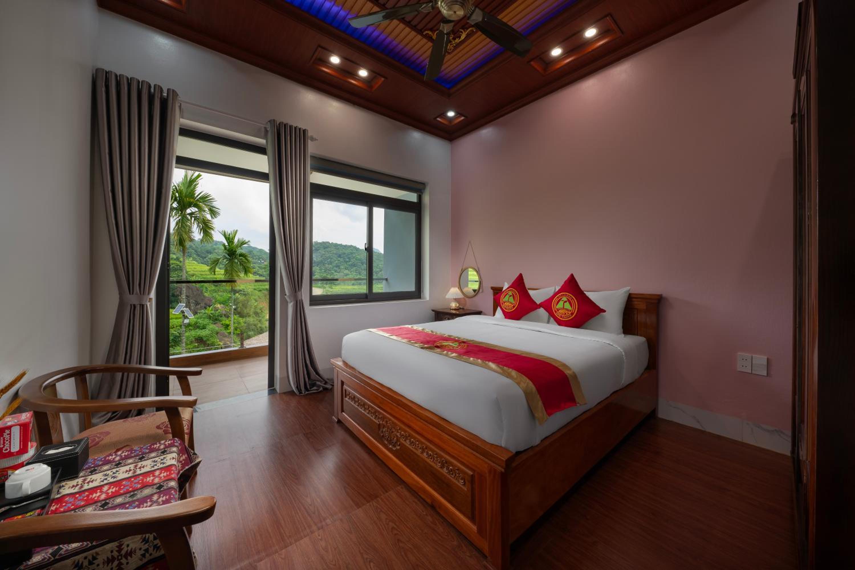 Queen Room With Pool View photo 1