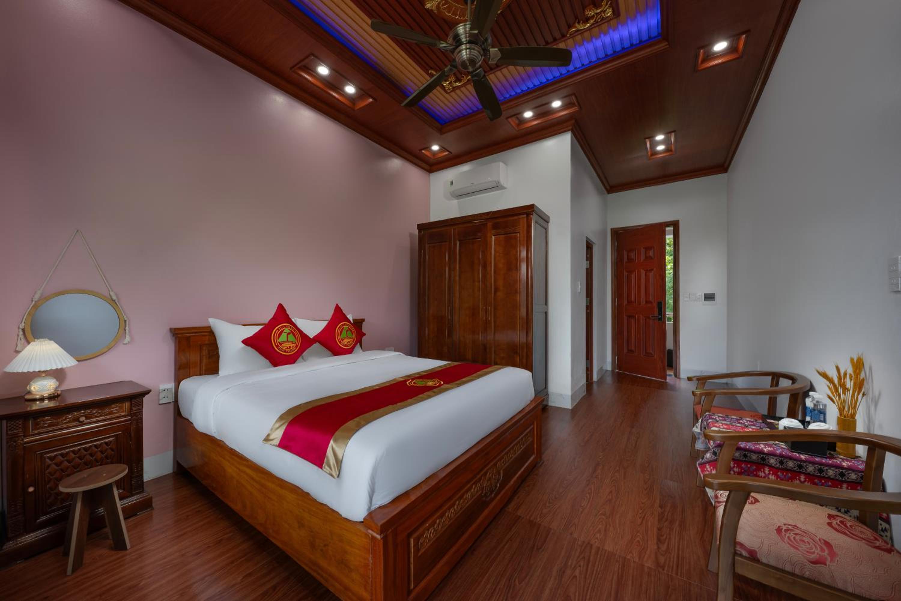 Queen Room With Pool View photo 2