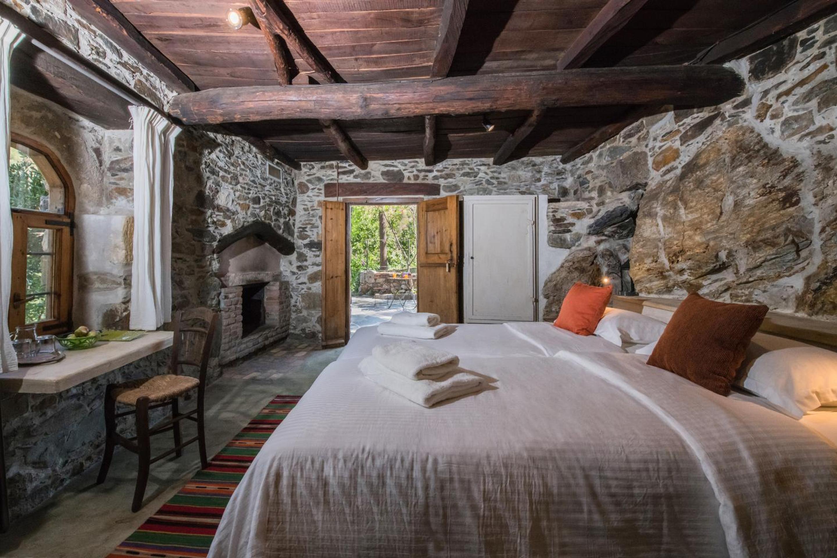 Standard Twin Room with Mountain View