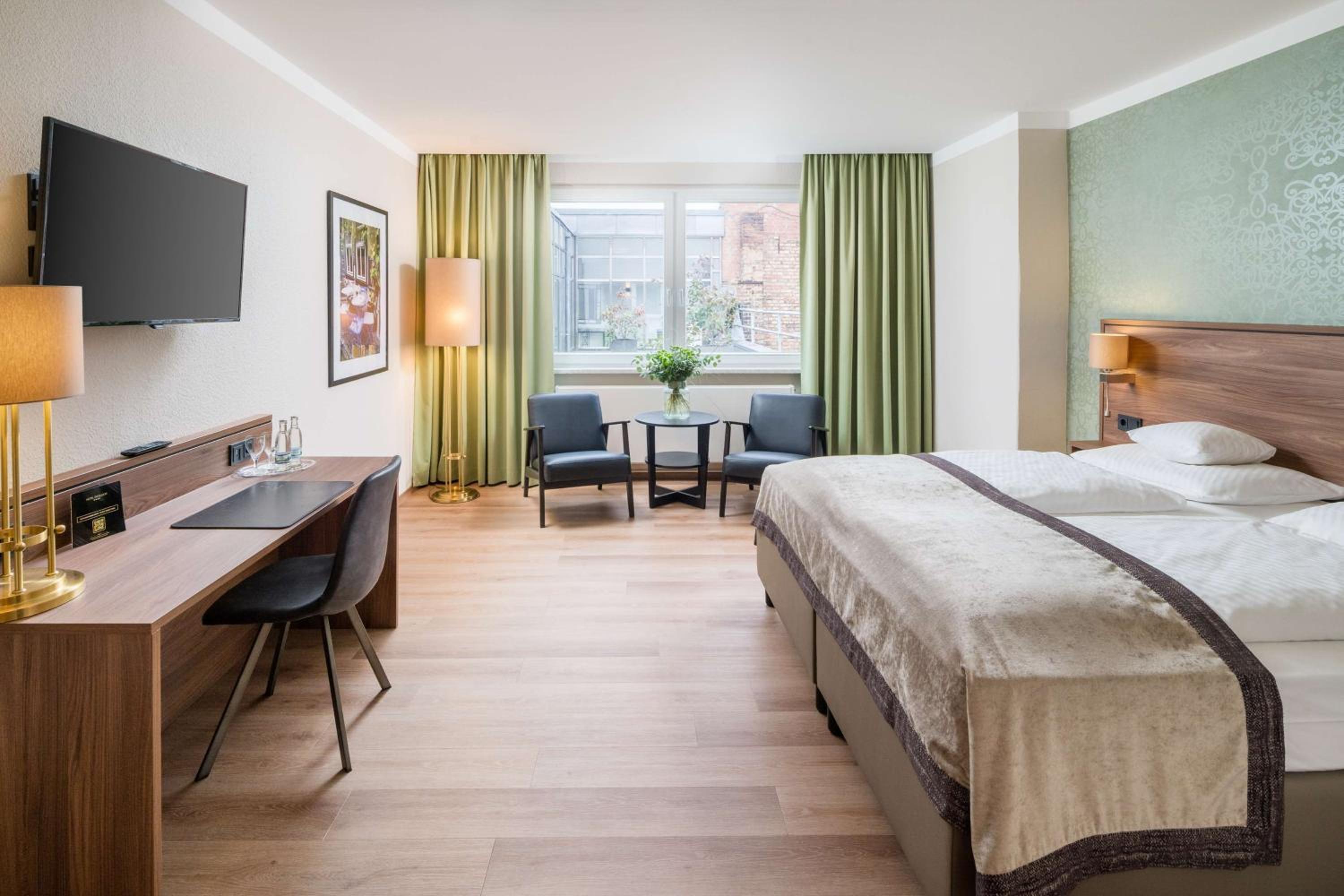 Large Double Room - Photo 2
