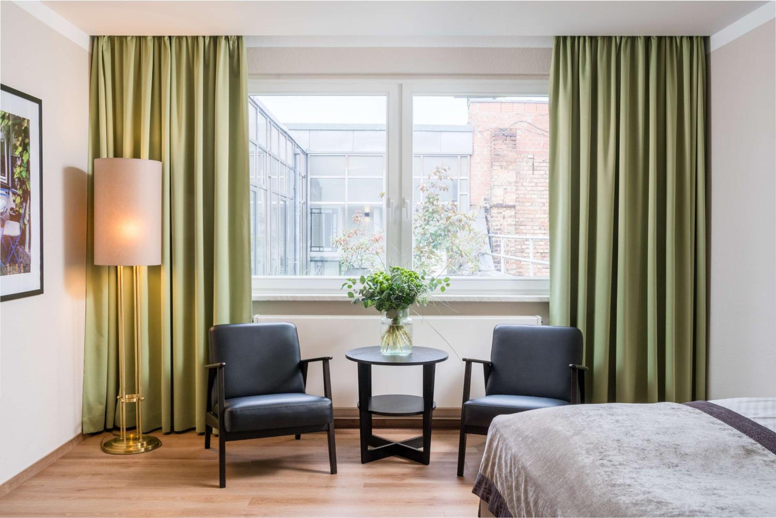 Large Double Room - Photo 5