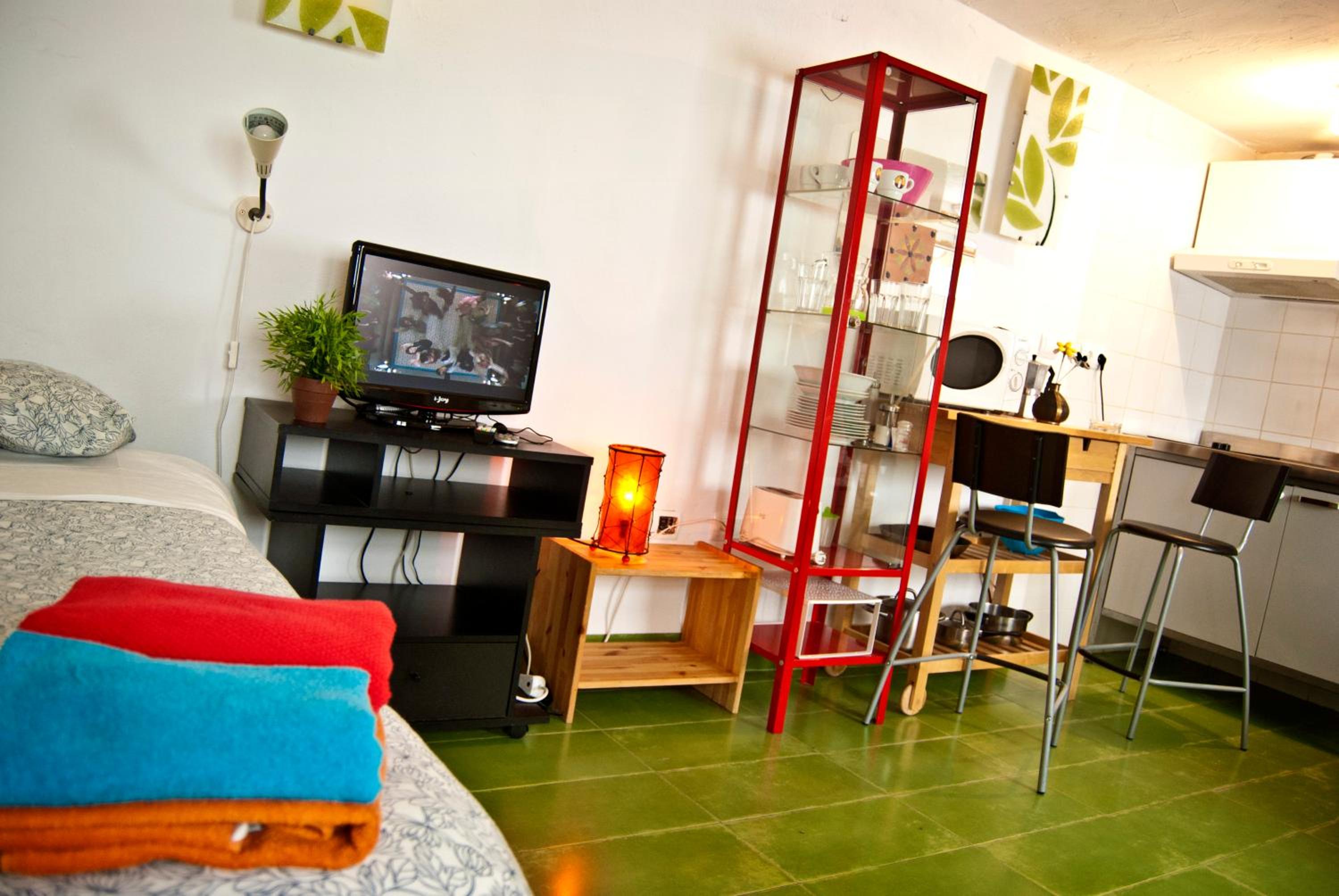 Studio Apartment Women - Photo 1
