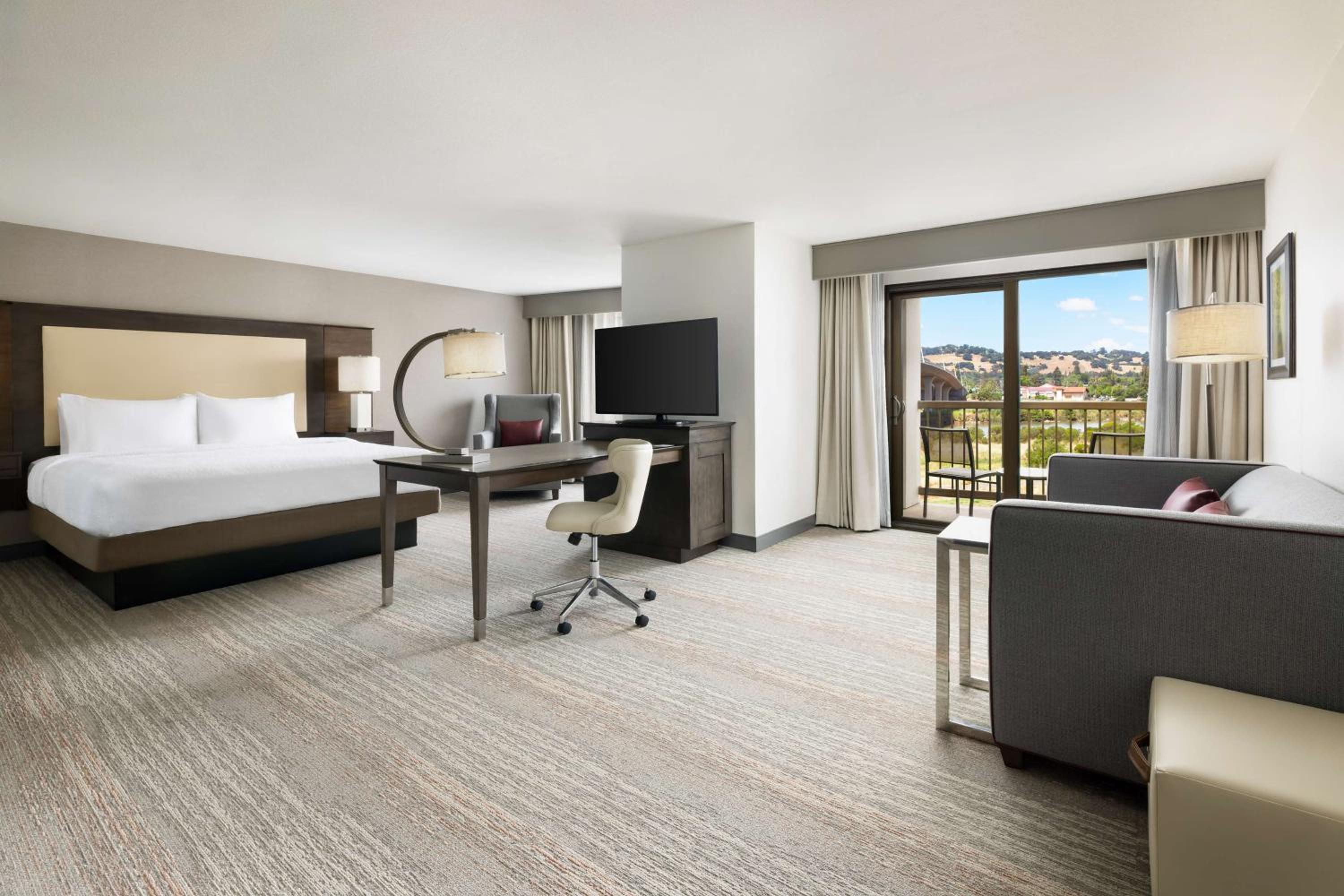 King Studio Suite with River View - Non-Smoking