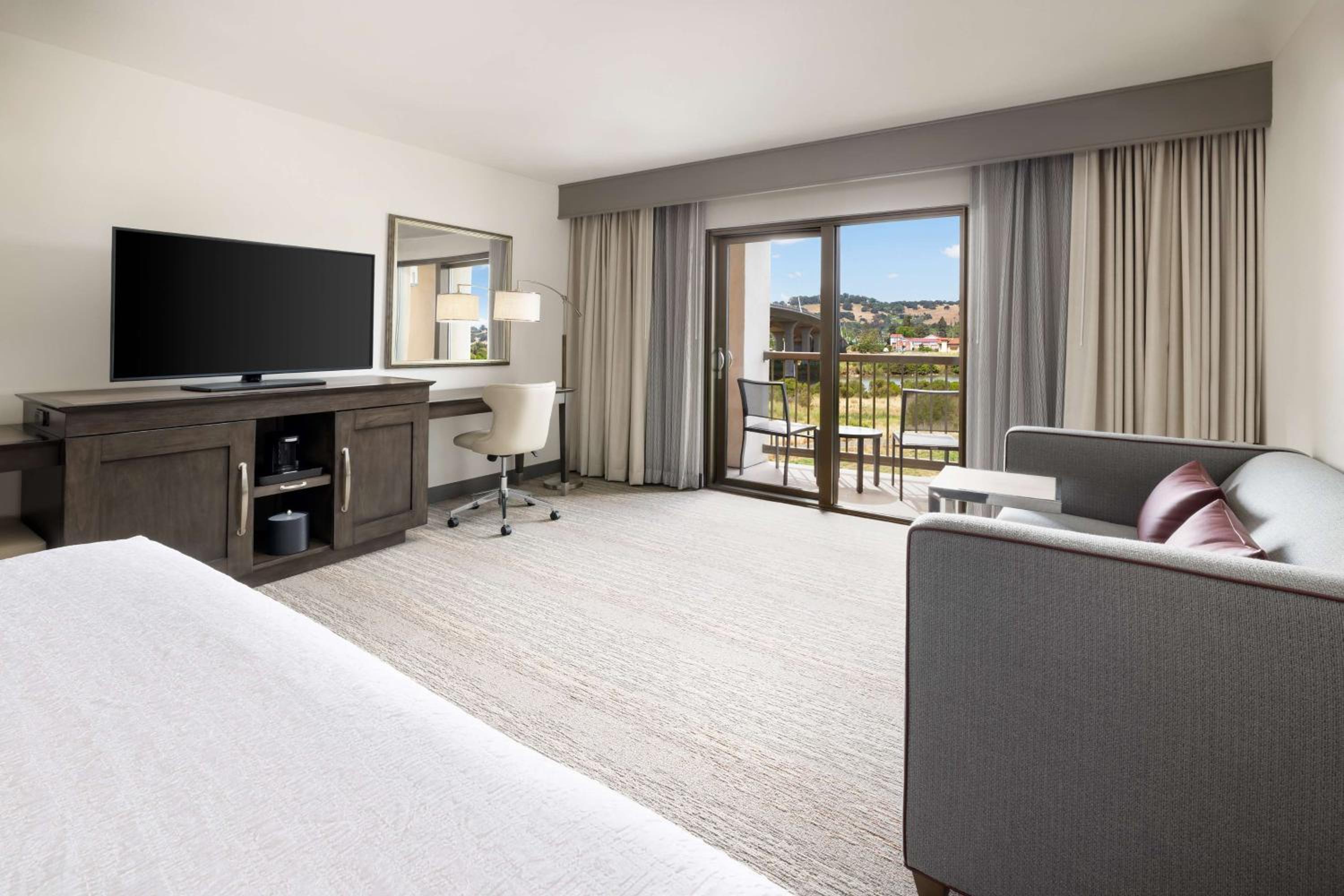 King Room with River View - Non-Smoking photo 2