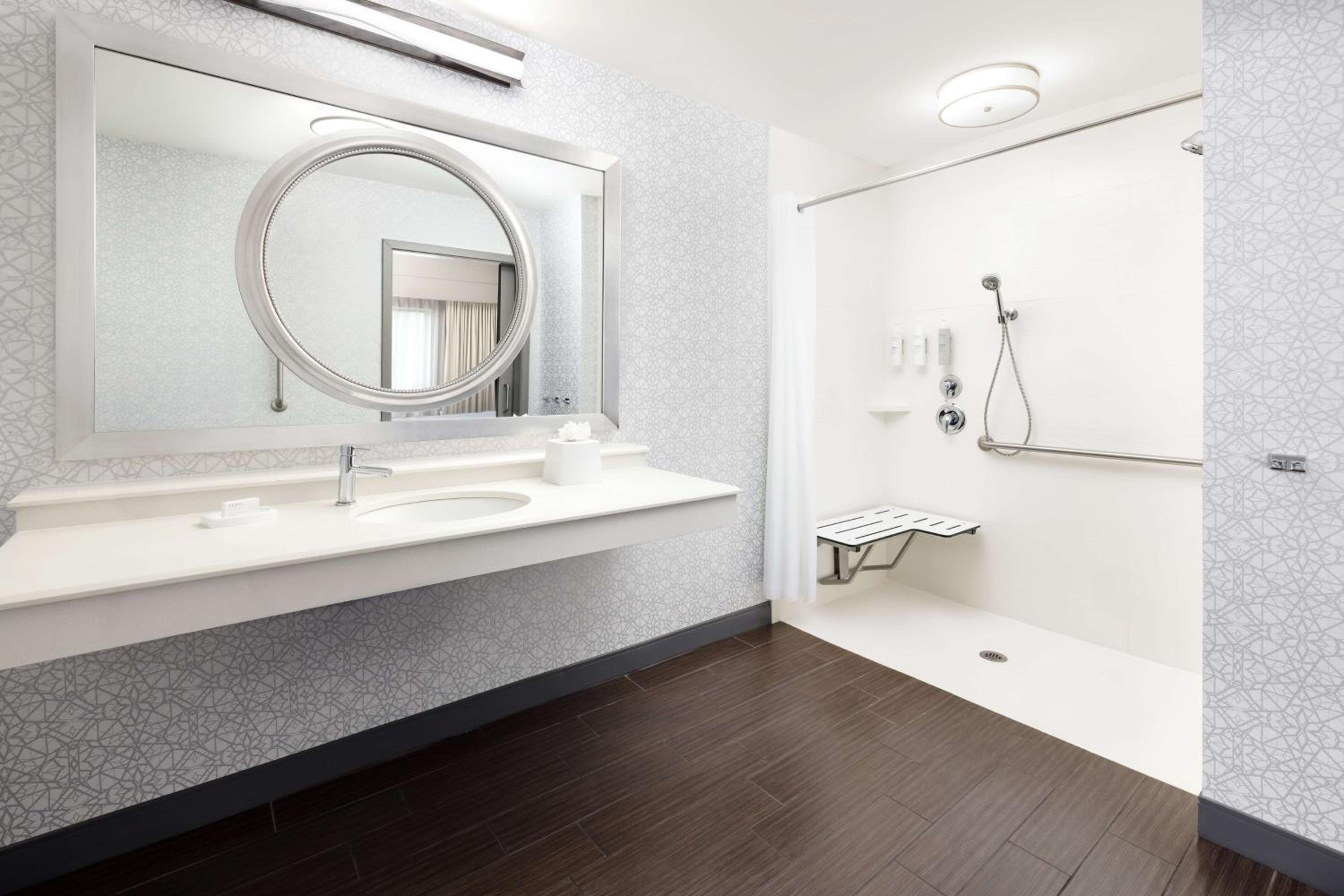King Room with Roll-In Shower - Mobility Access/Non-Smoking photo 3