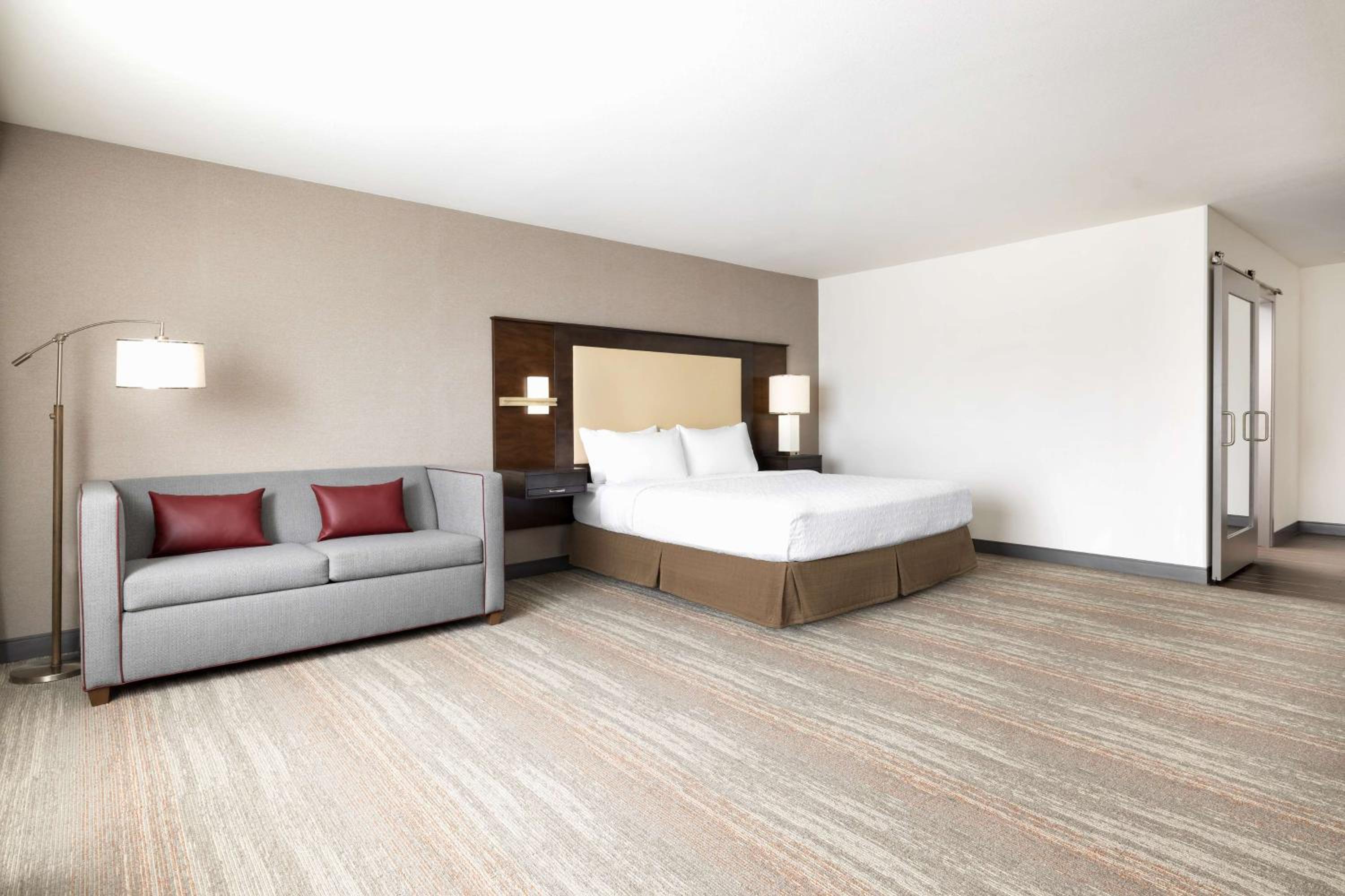 King Room with Roll-In Shower - Mobility Access/Non-Smoking photo 2