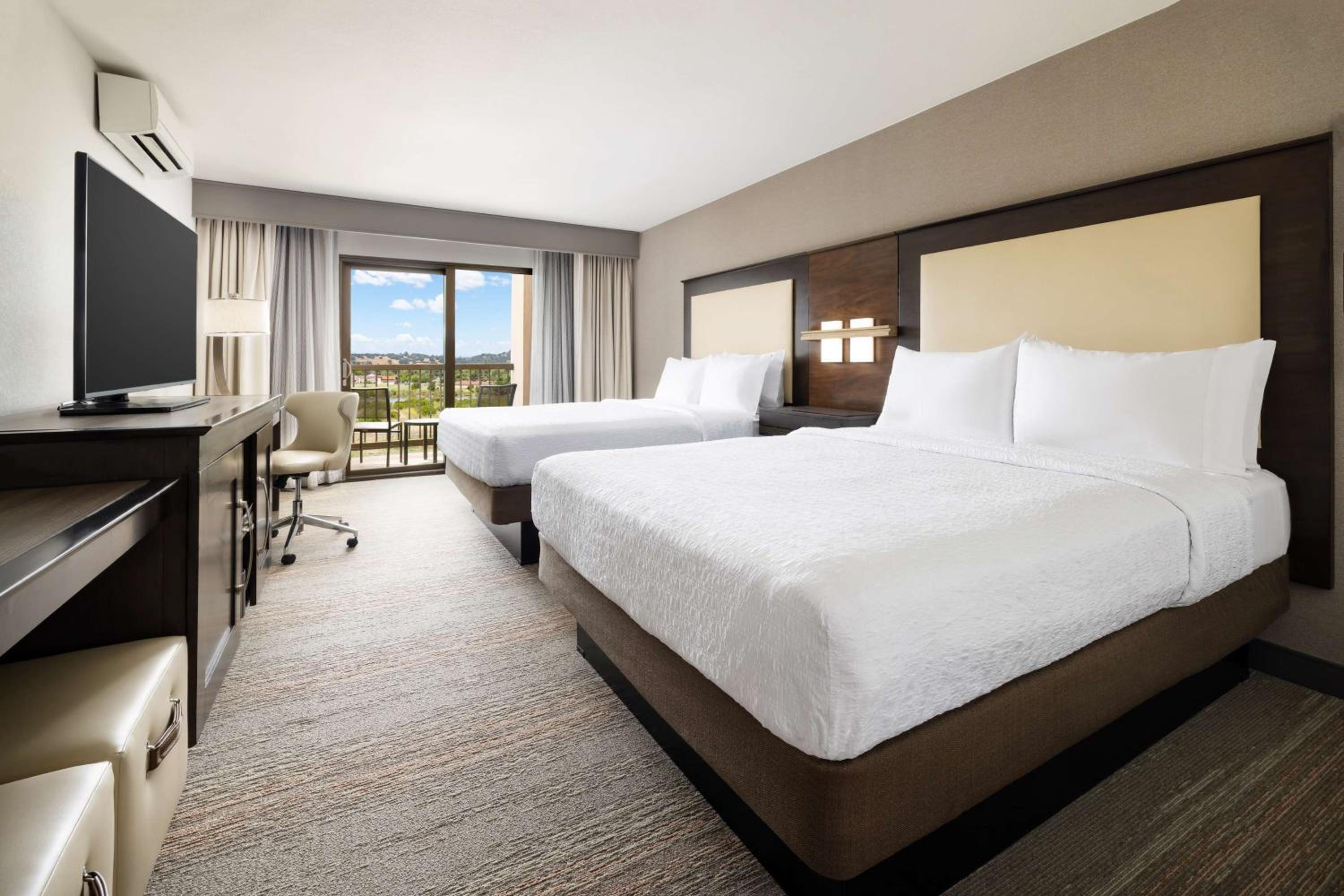 Queen Room with Two Queen Beds with River View - Non-Smoking photo 2