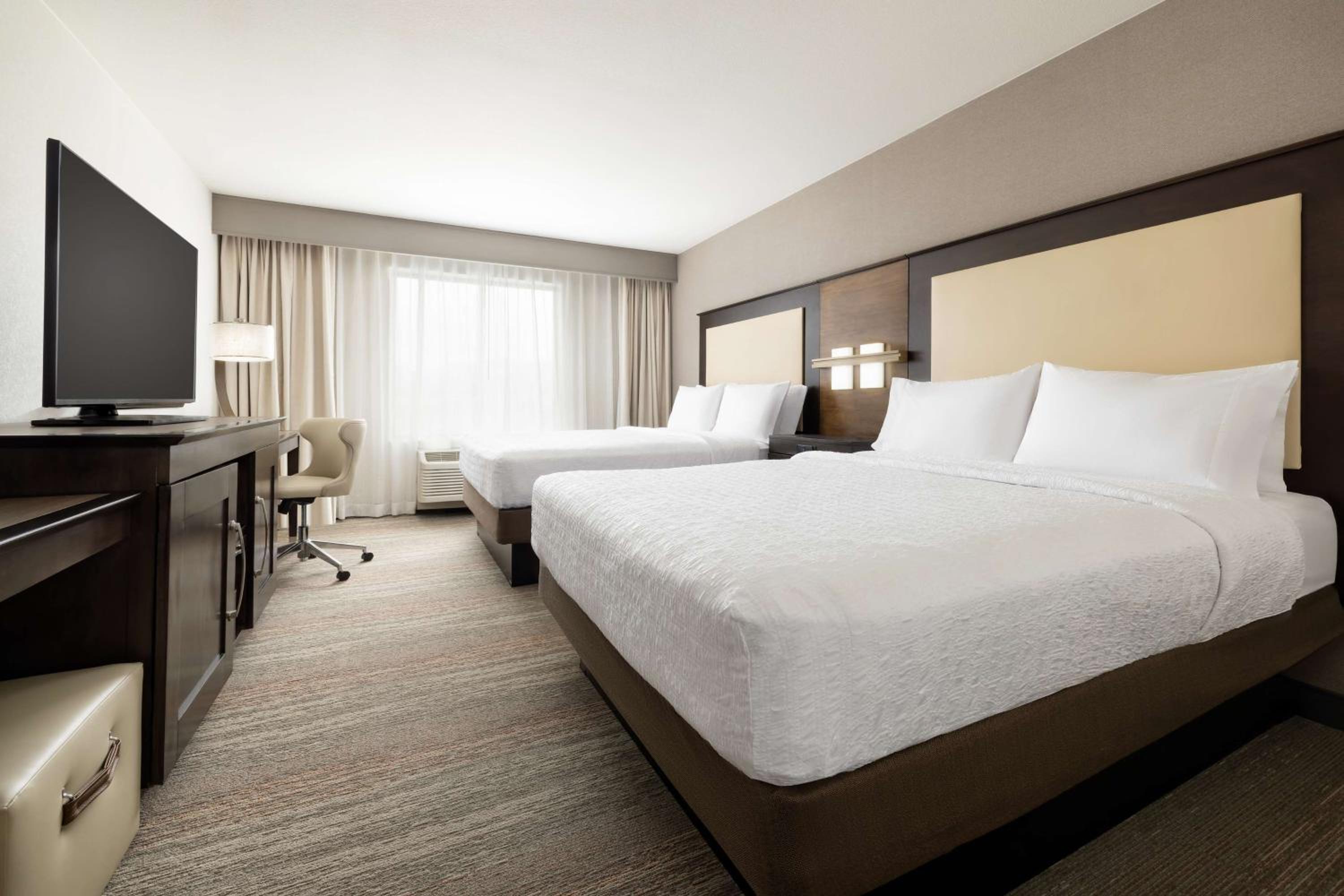 Queen Room with Two Queen Beds - Non-Smoking photo 2