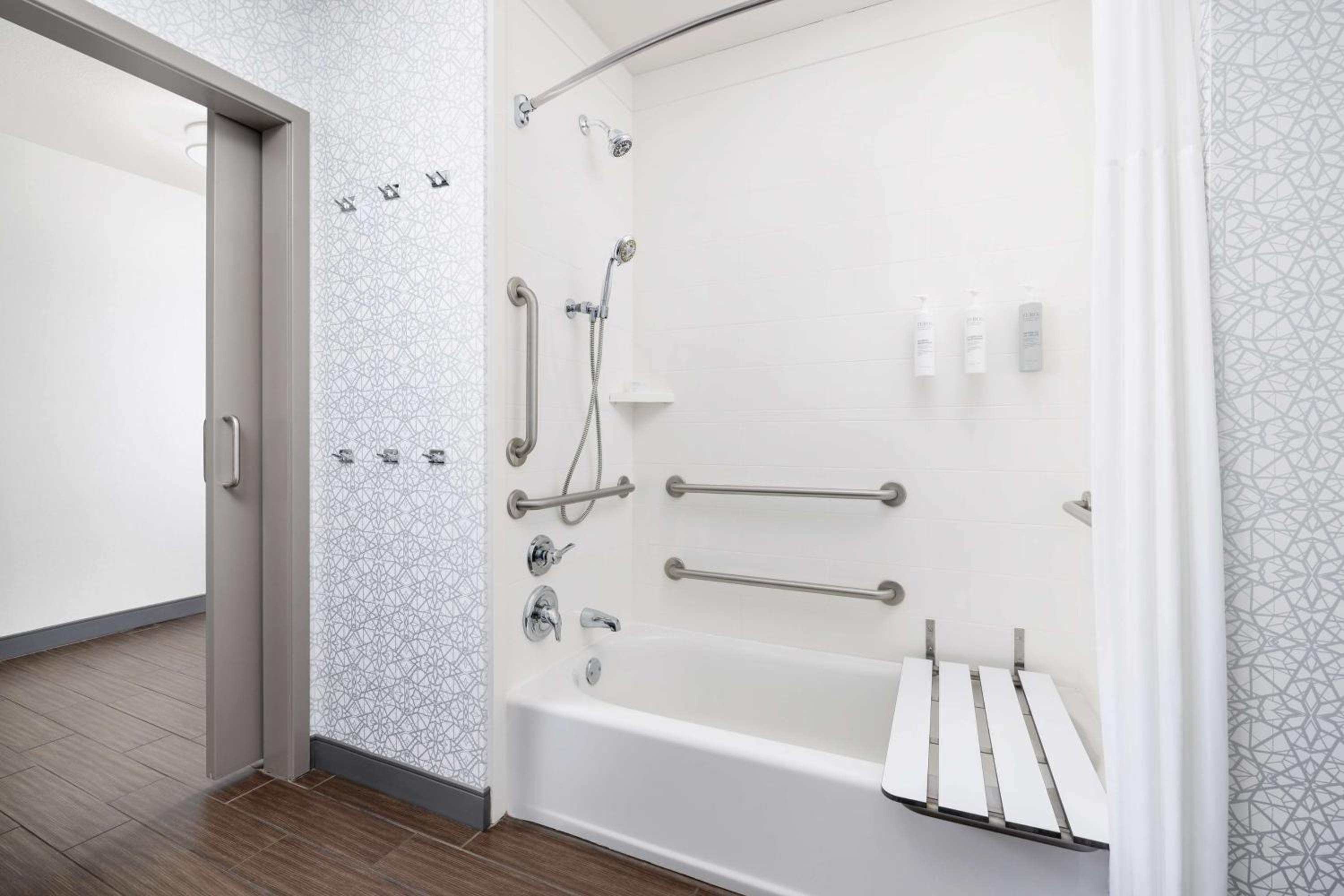 Queen Room with Two Queen Beds - Mobility Access/Non-Smoking photo 2