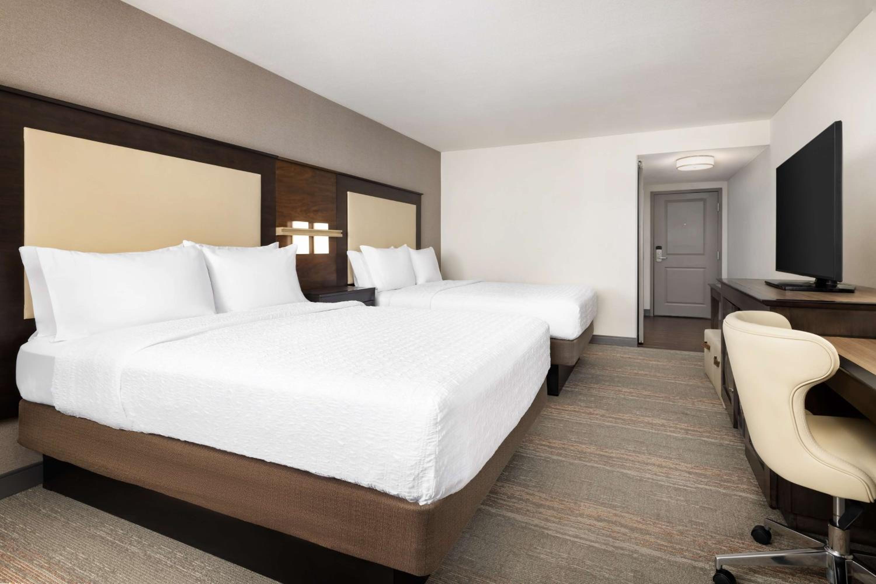 Queen Room with Two Queen Beds - Hearing Access/Non-Smoking photo 2