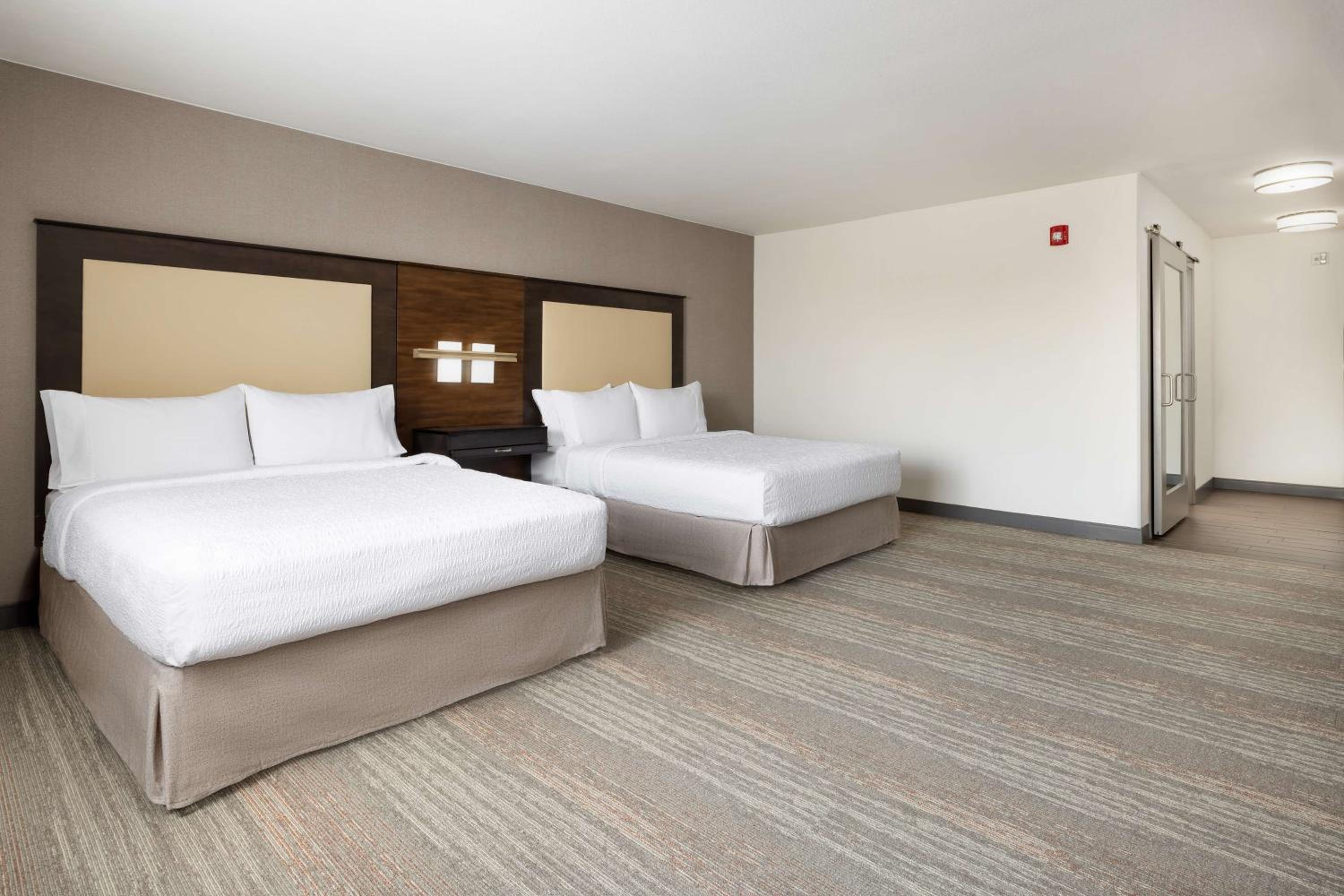 Queen Room with Two Queen Beds - Hearing Access/Non-Smoking photo 3