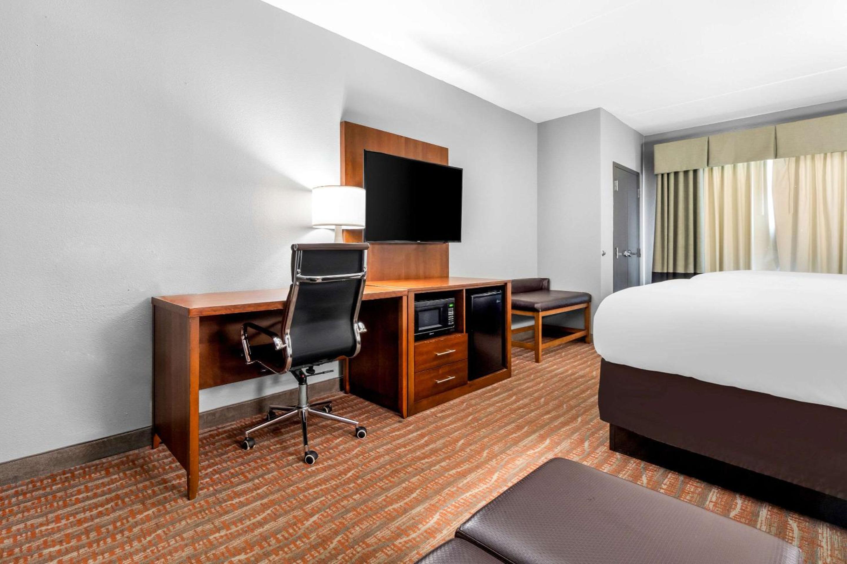King Suite - Non-Smoking - Photo 3