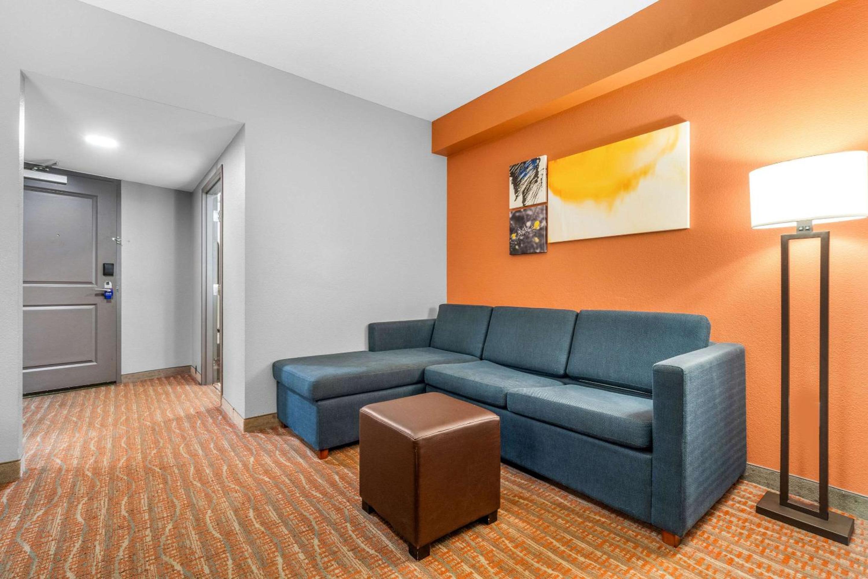 Queen Suite with Two Queen Beds - Accessible/Non-Smoking - Photo 3