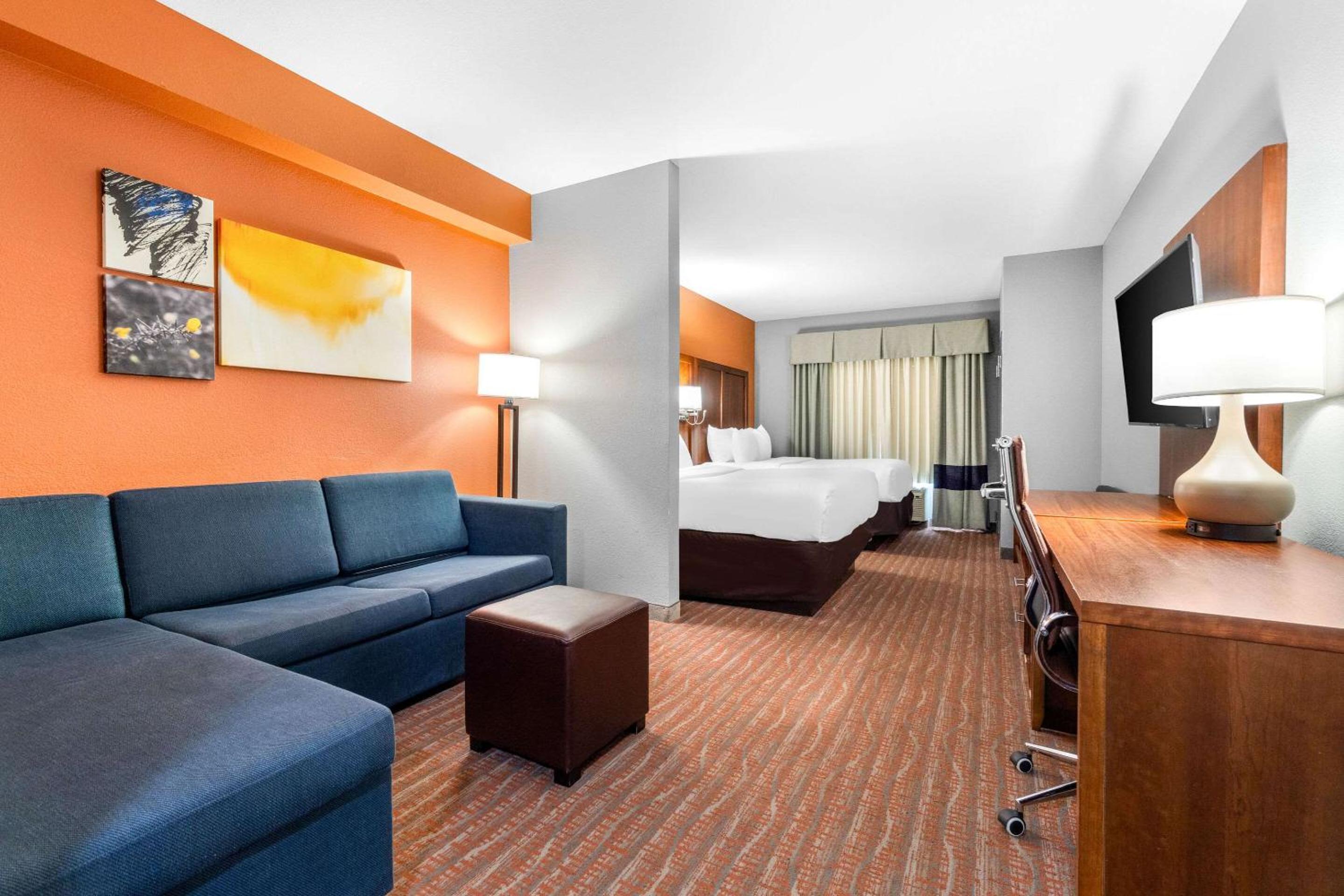 Queen Suite with Two Queen Beds - Accessible/Non-Smoking - Photo 2