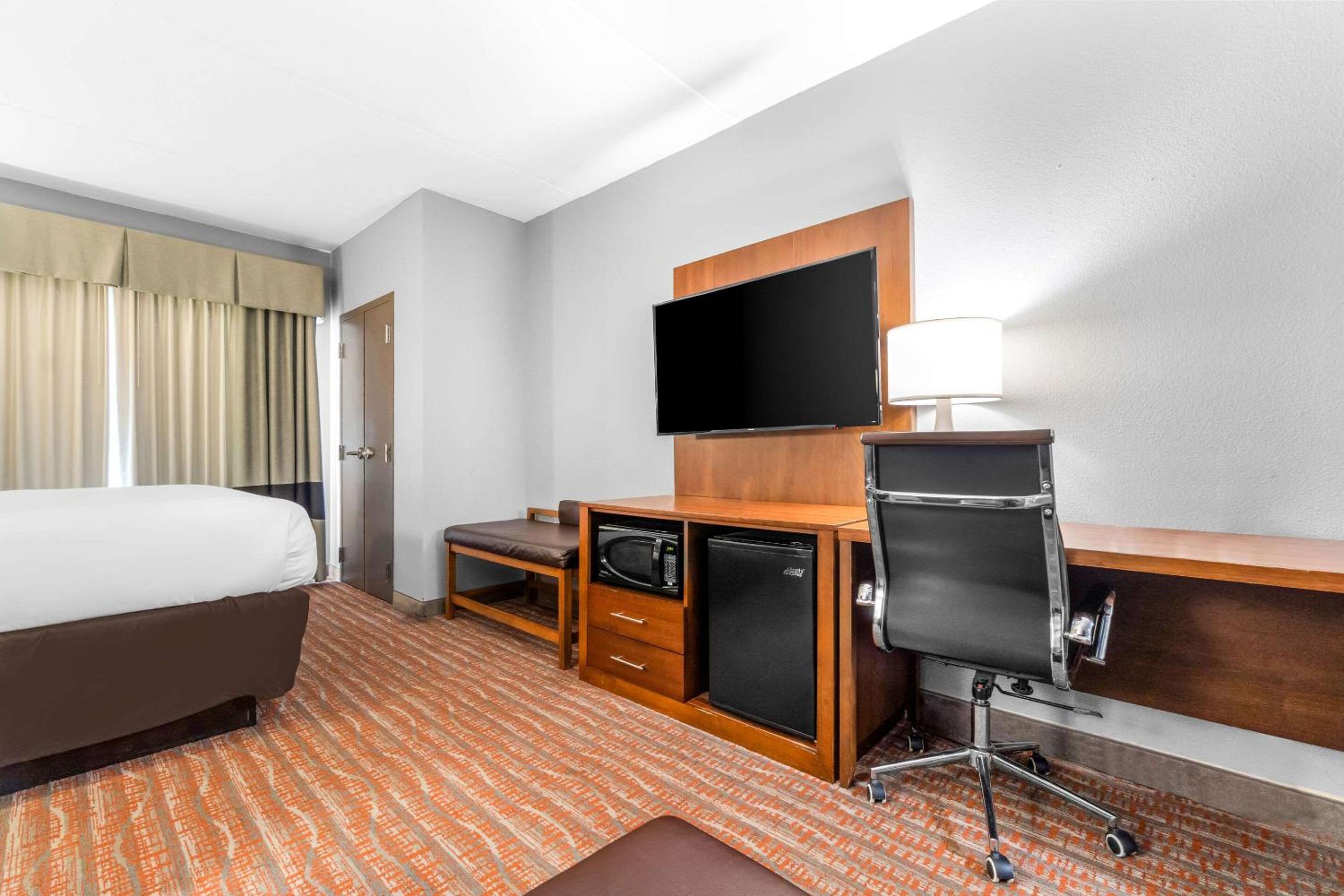 Queen Suite with Two Queen Beds - Non-Smoking - Photo 2
