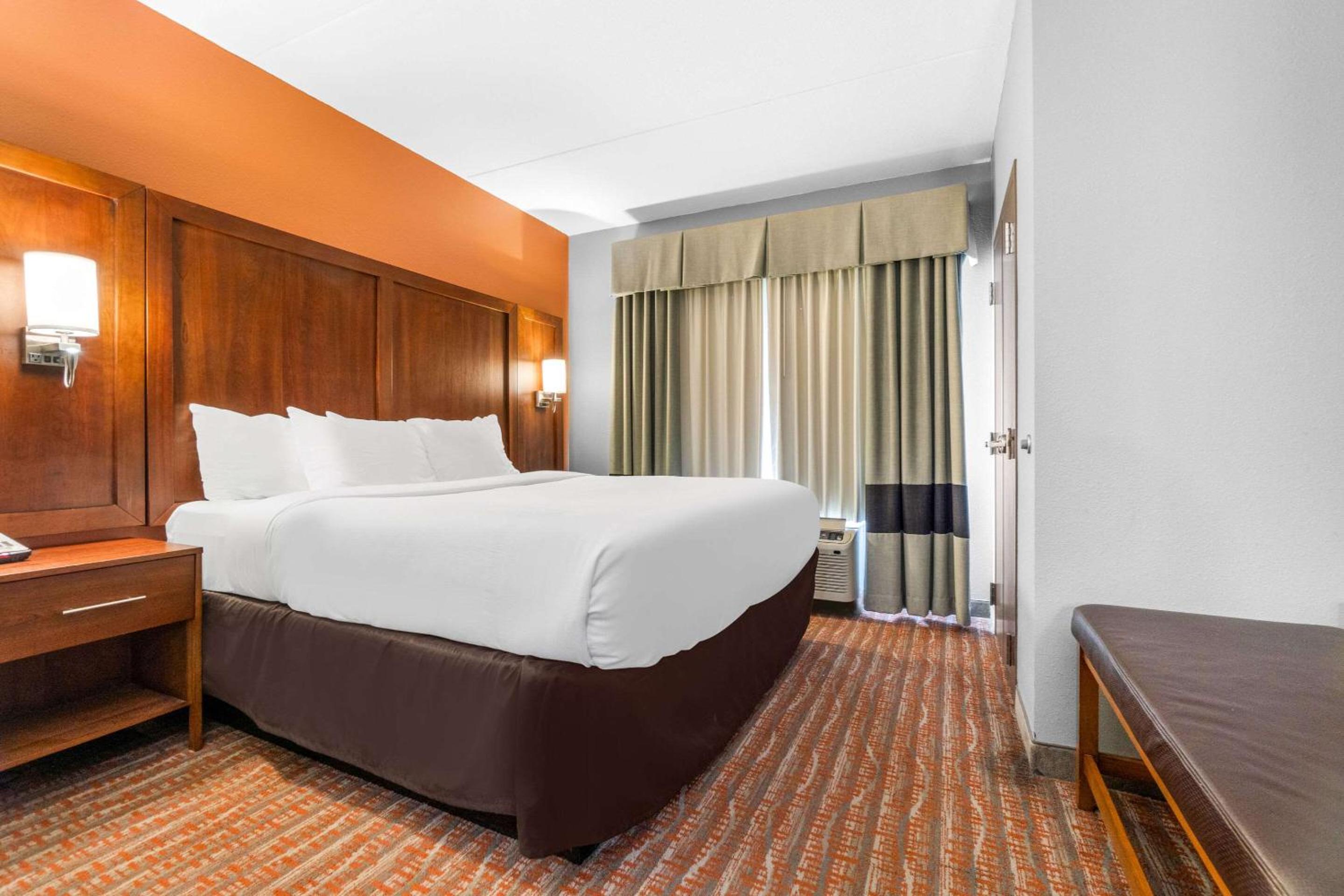 Queen Suite with Two Queen Beds - Non-Smoking - Photo 4