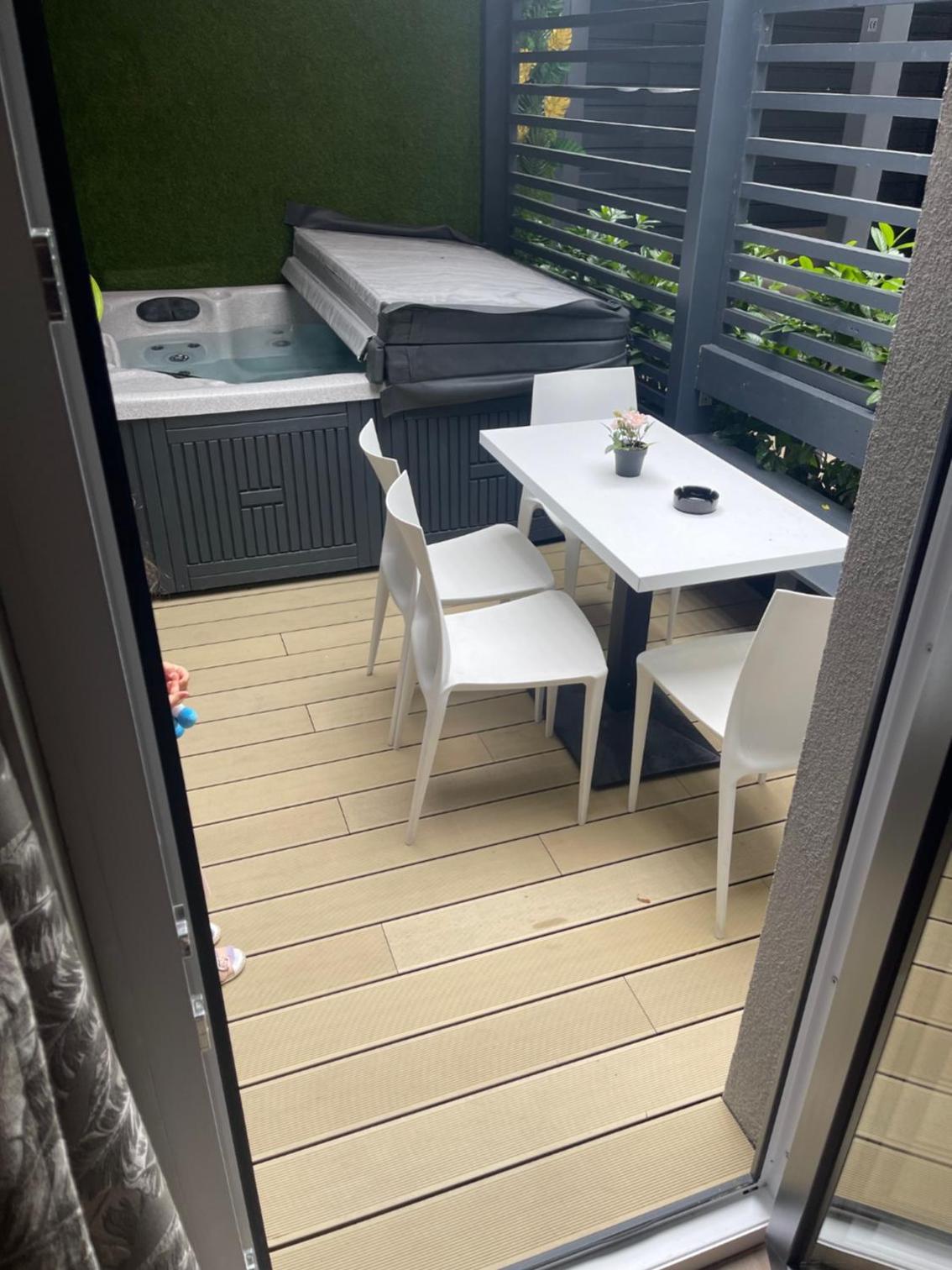 Family Room With Terrace - Photo 4