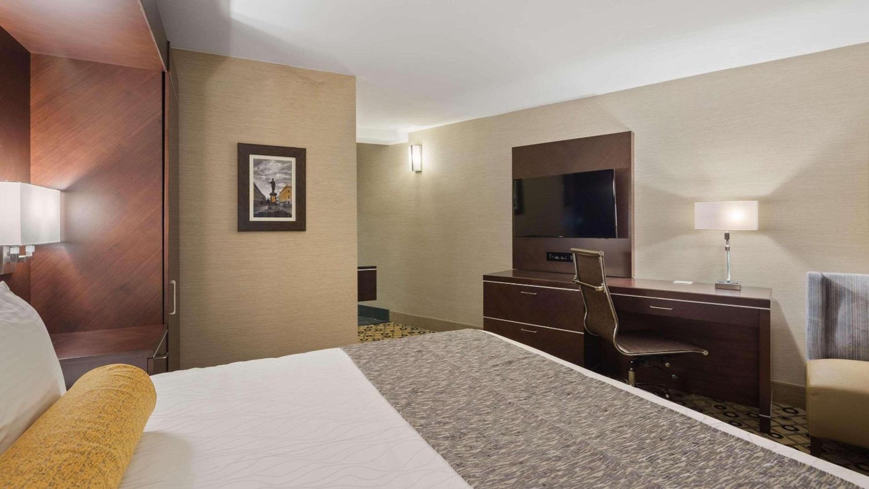 King Room with Roll-In Shower - Disability Access/Non Smoking photo 2