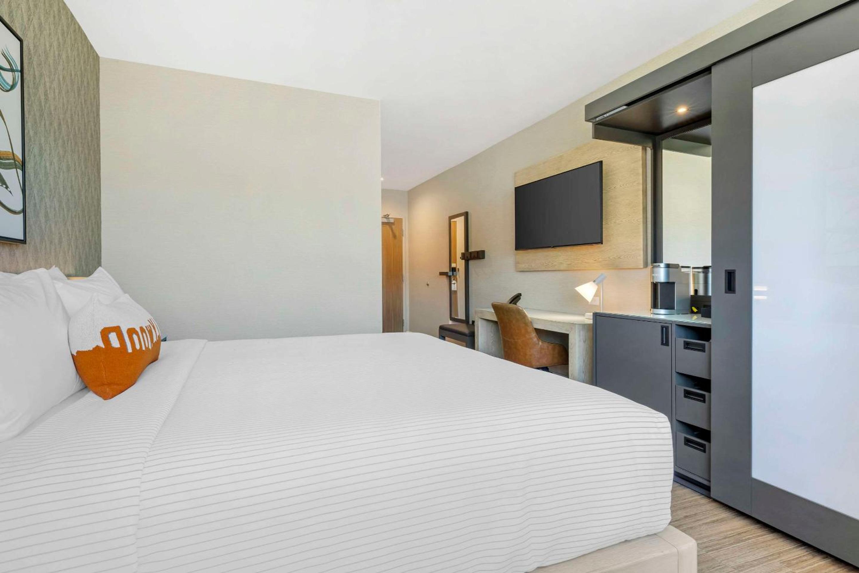 King Room with Accessible Tub - Disability Access/Non Smoking - Photo 3