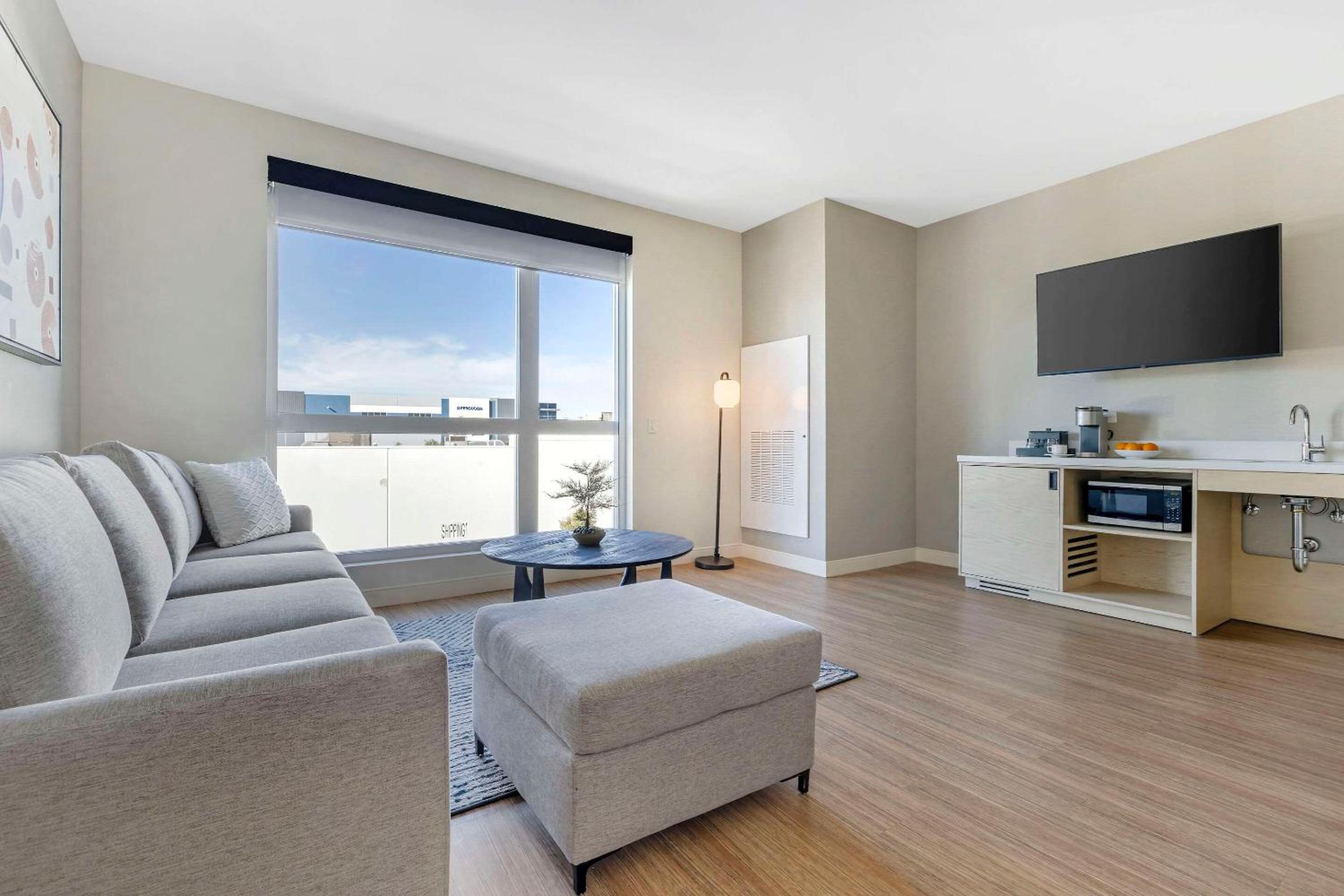 King Suite with Sofa/Accessible Tub - Disability Access/Non Smoking  - Photo 1