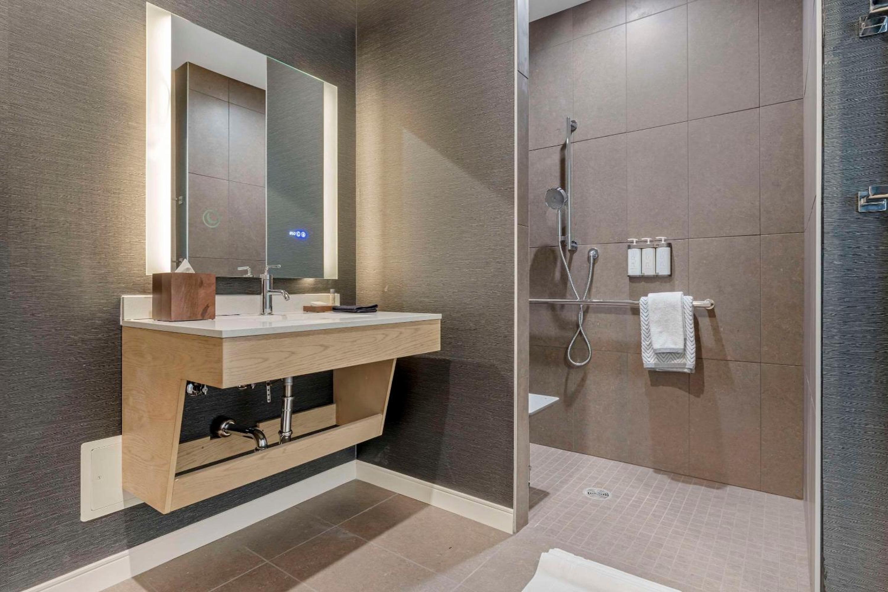 King Room with Sofa/Roll In Shower - Disability Access/Non Smoking  - Photo 3